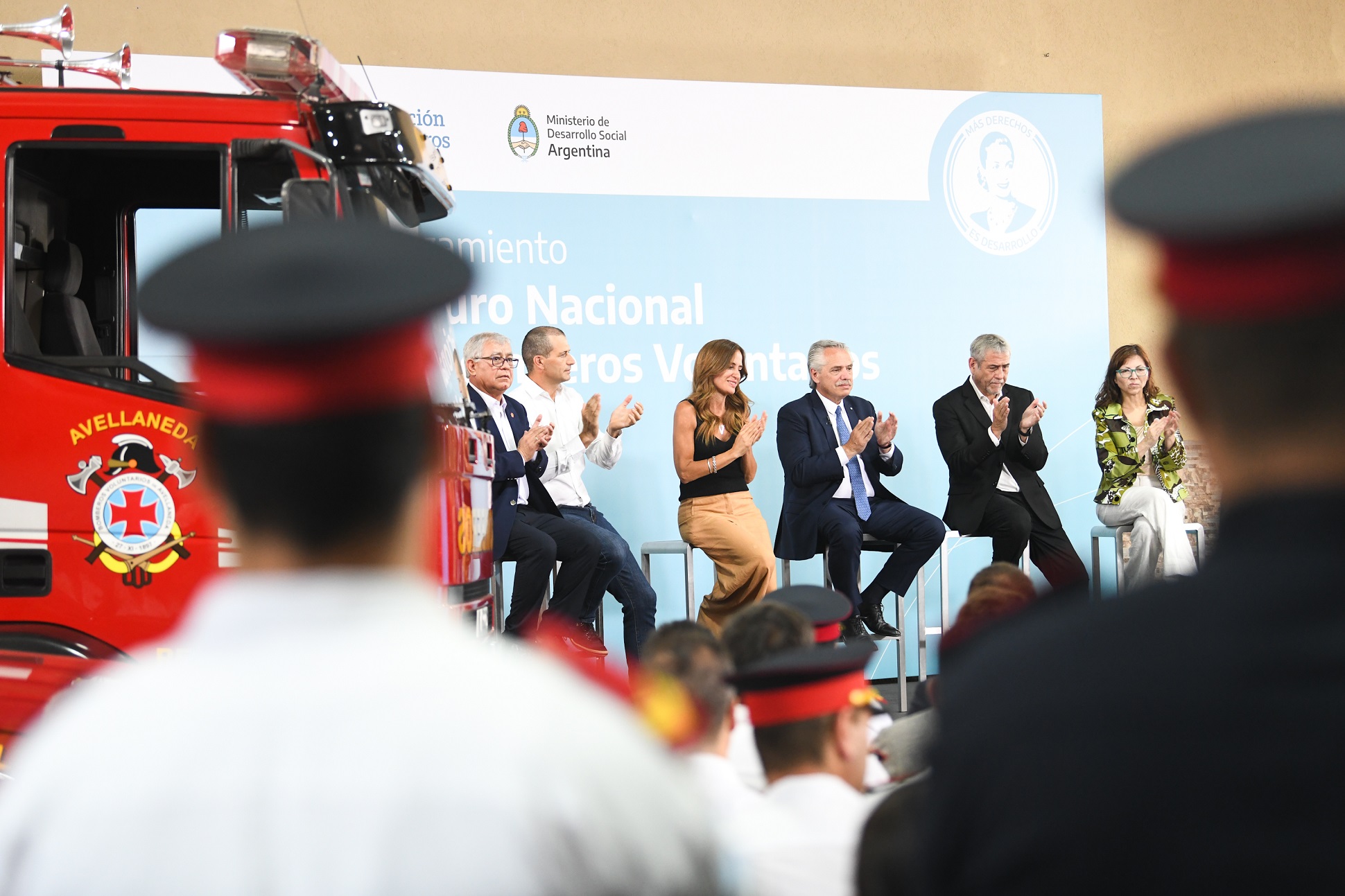 Todo lo que invirtamos en cuidar a los mejores de los nuestros es poco, dijo el presidente al presentar el Seguro Nacional de Bomberos Voluntarios