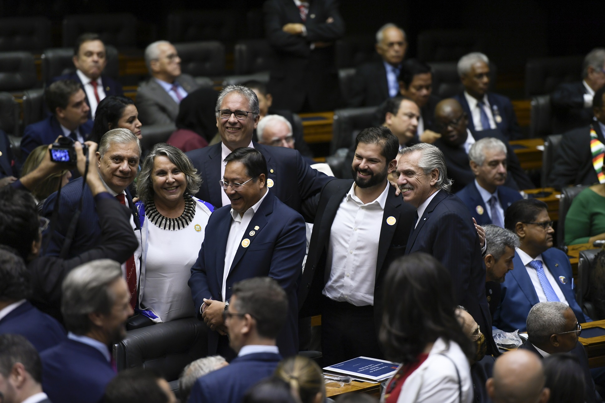 El presidente participó del acto de jura de Lula en el Congreso nacional de Brasil