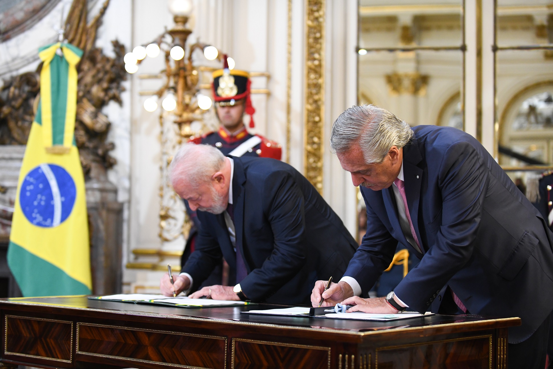 El presidente encabezó junto a su par de Brasil, Luiz Inácio Lula da Silva, la firma de acuerdos de cooperación mutua