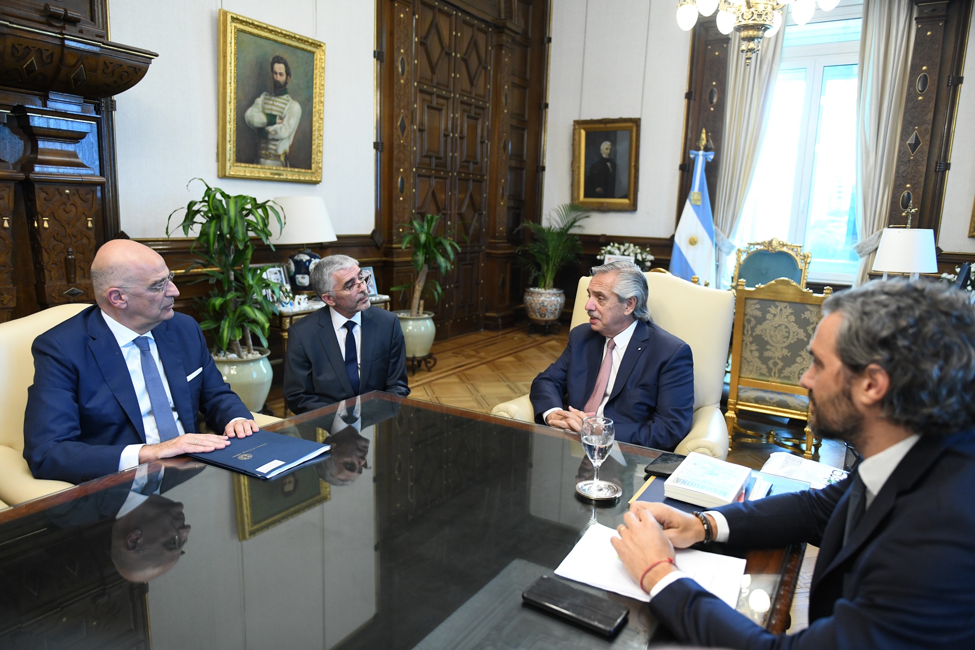 El presidente recibió al canciller de Grecia con una agenda centrada en el intercambio comercial y el vínculo cultural