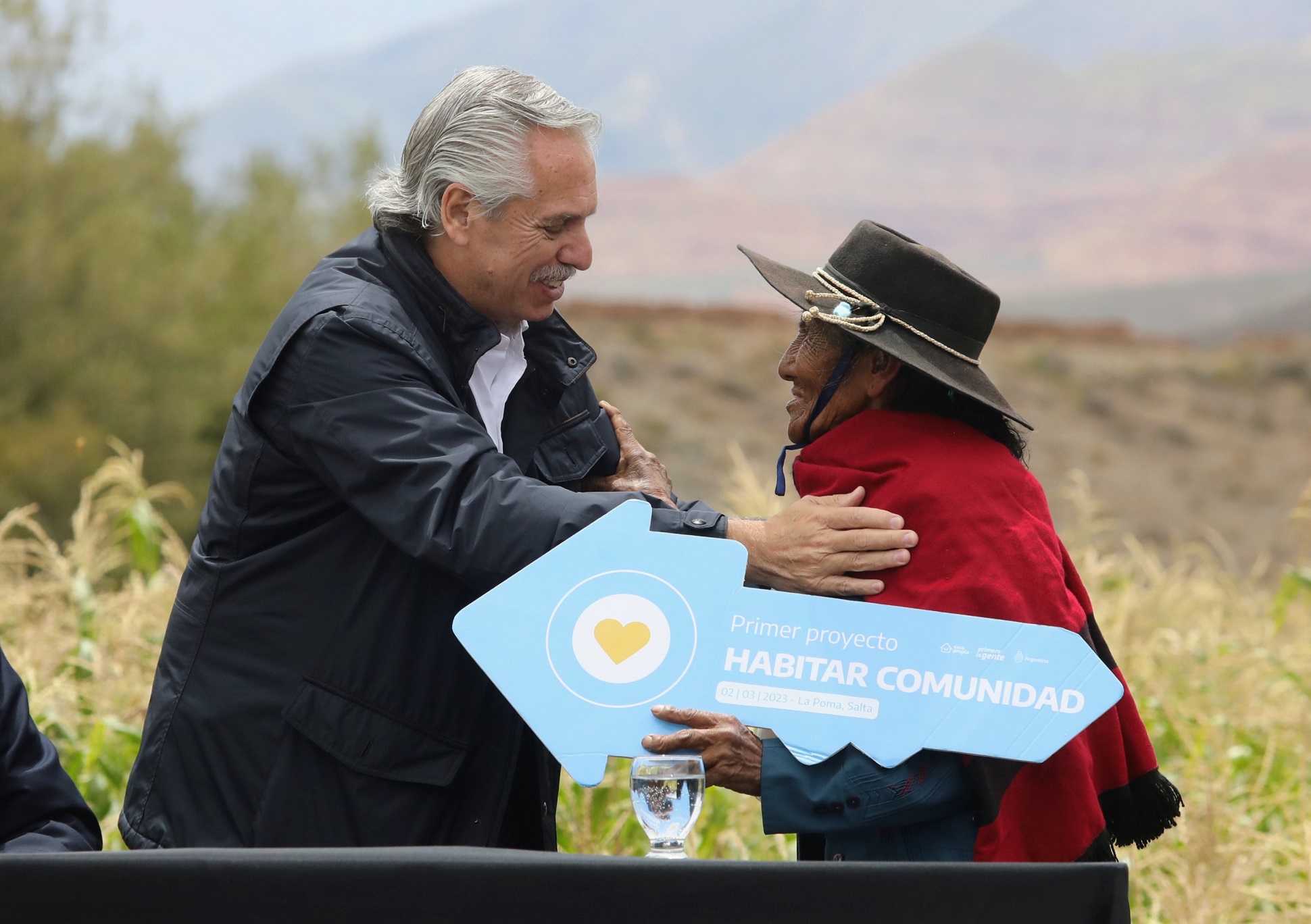 El presidente entregó las primeras viviendas para comunidades rurales y pueblos originarios en La Poma, Salta