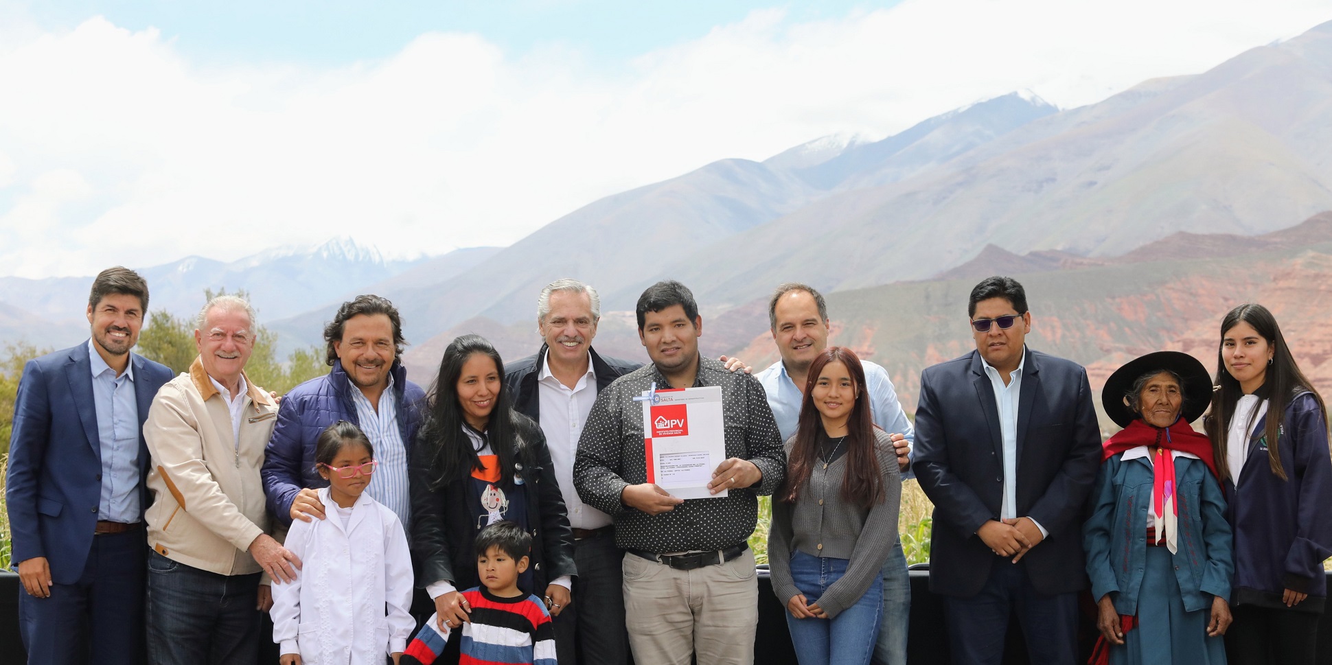 El presidente entregó las primeras viviendas para comunidades rurales y pueblos originarios en La Poma, Salta