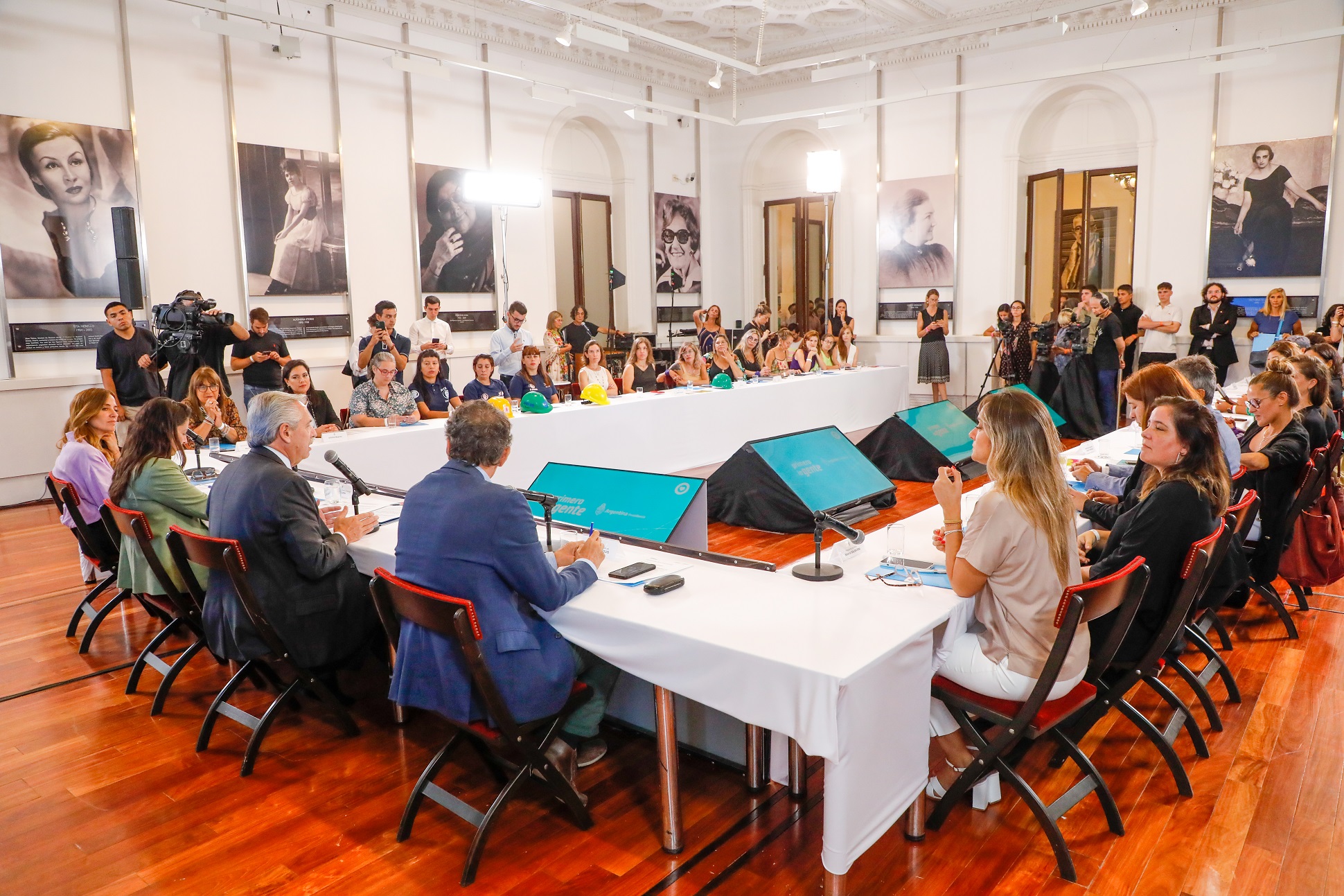 El presidente encabezó una reunión de trabajo para avanzar en la puesta en marcha del Programa Constructoras