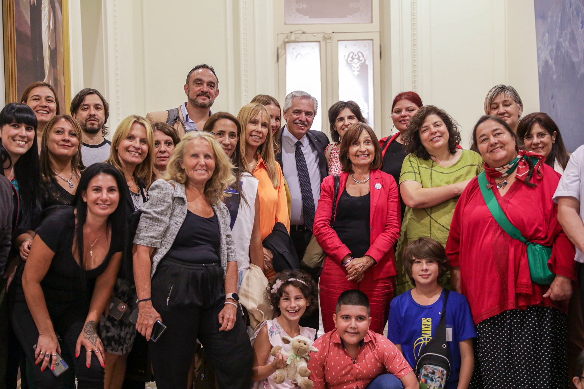 El presidente recibió a grupos de familias, niñas y niños que impulsaron la Ley Oncopediátrica Argentina