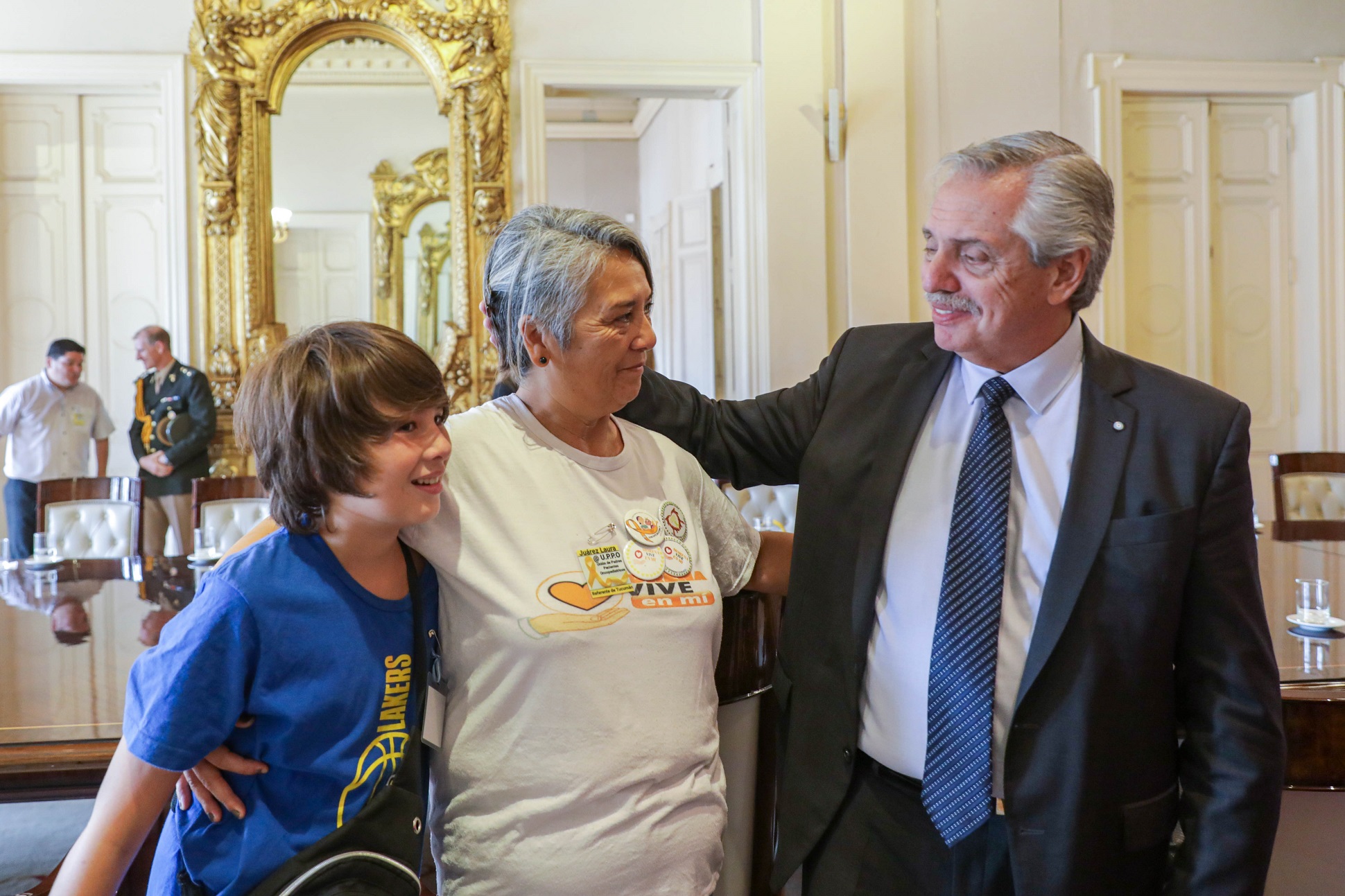 El presidente recibió a grupos de familias, niñas y niños que impulsaron la Ley Oncopediátrica Argentina