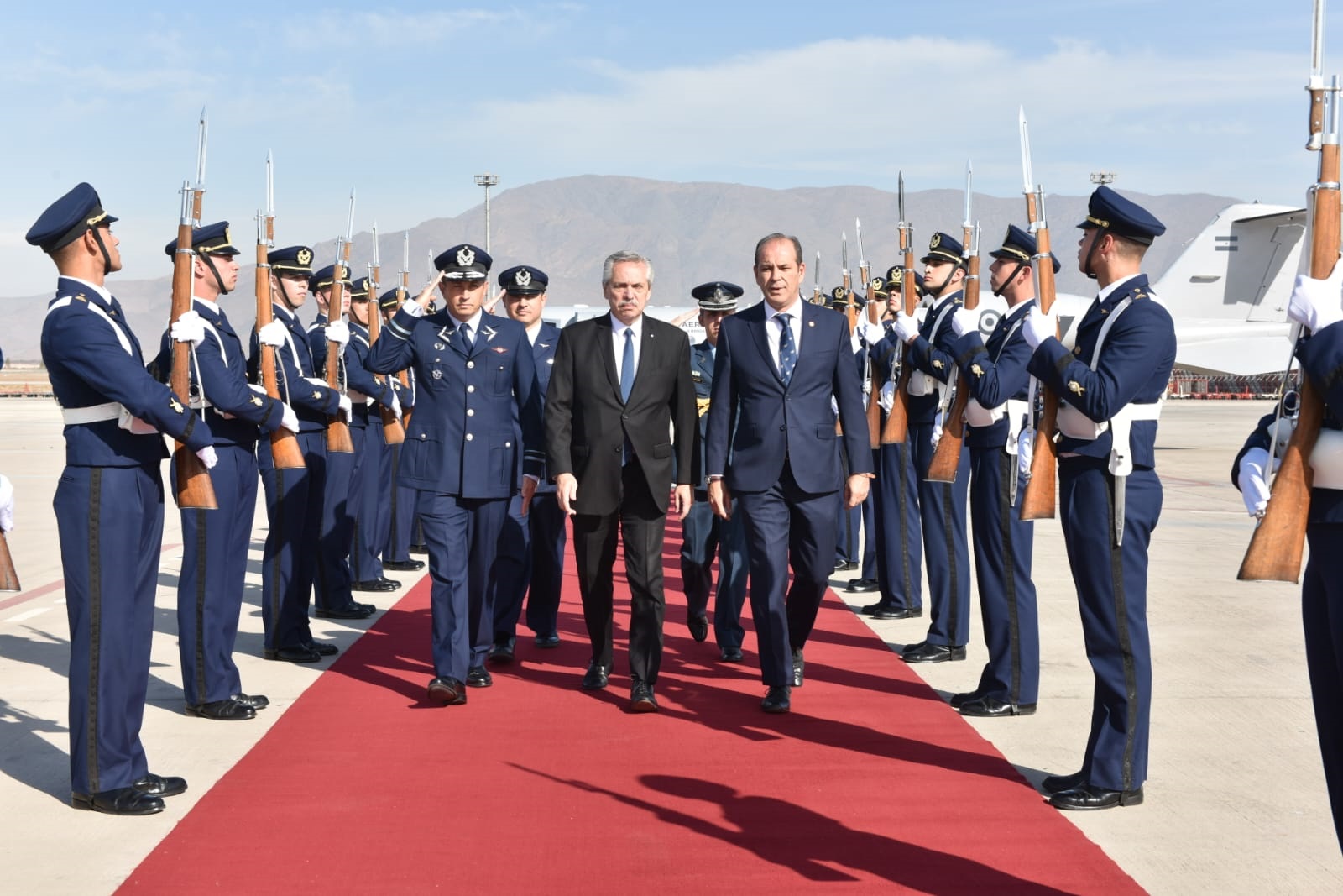 El presidente arribó a Chile para encabezar la ceremonia de conmemoración del 205° aniversario del Abrazo de Maipú