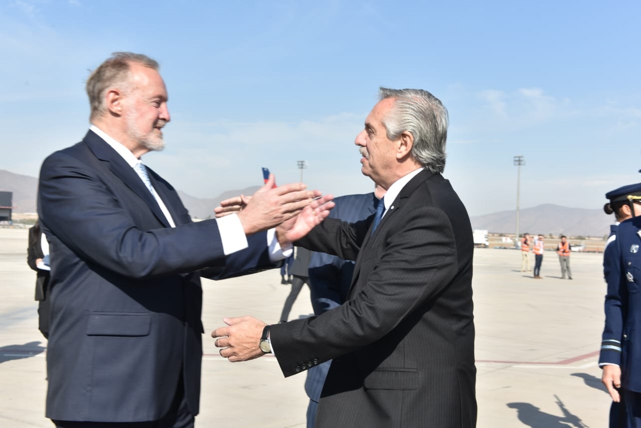 El presidente arribó a Chile para encabezar la ceremonia de conmemoración del 205° aniversario del Abrazo de Maipú