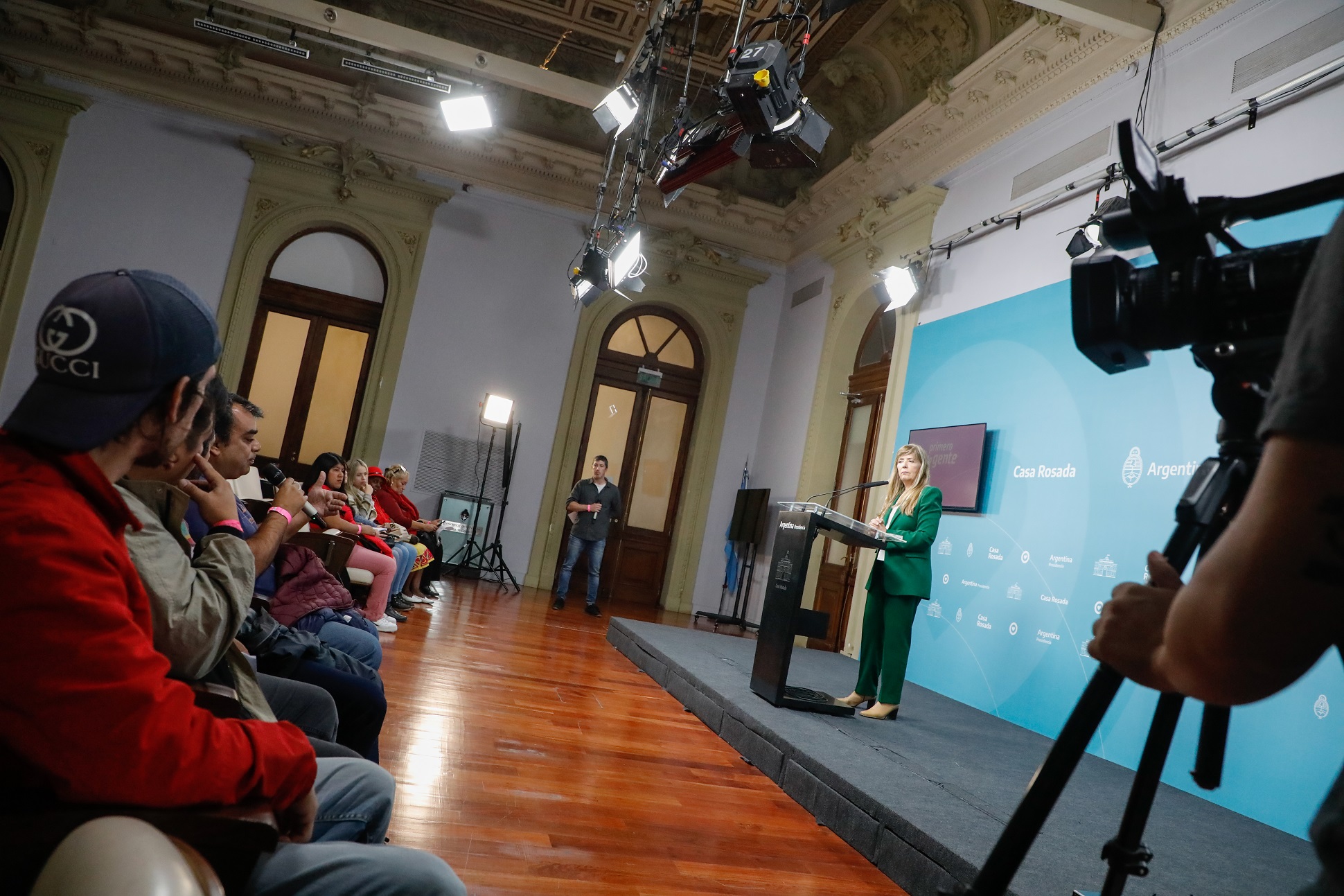 Cerruti brindó una conferencia de prensa a medios villeros en la Casa Rosada