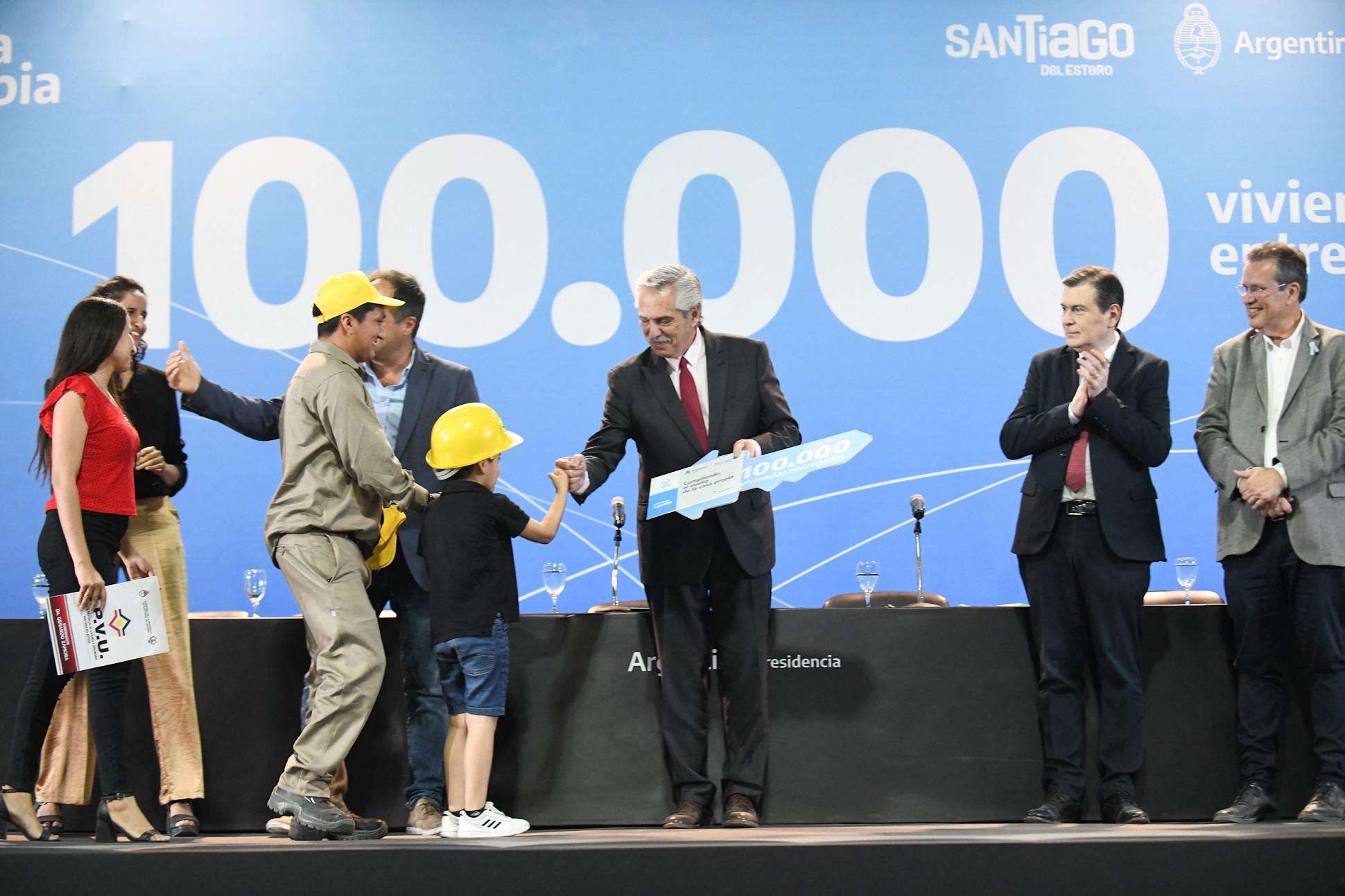  El presidente entregó en Santiago del Estero la vivienda 100 mil de la gestión