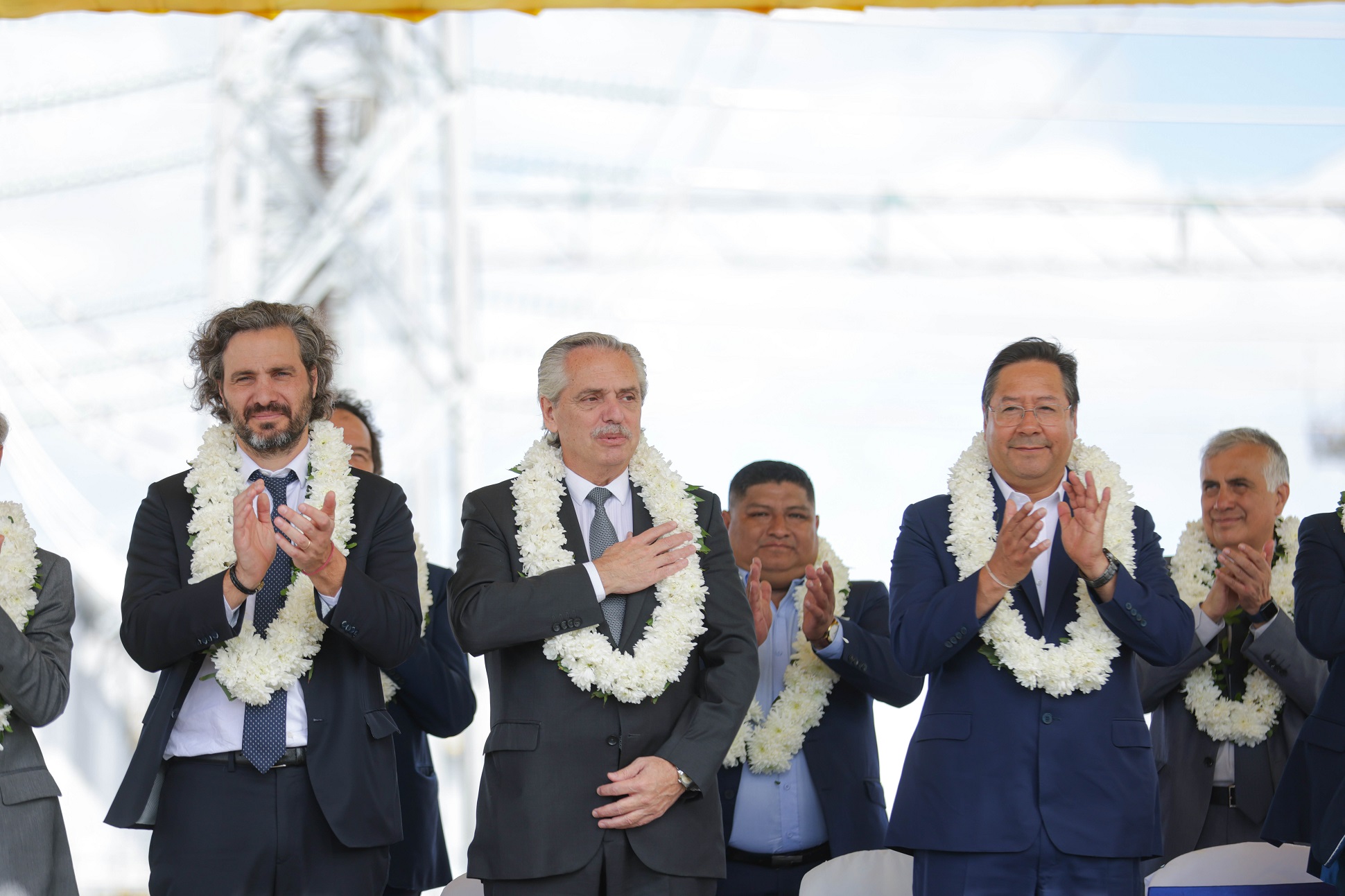 Fernández y Arce inauguraron un electroducto en Bolivia
