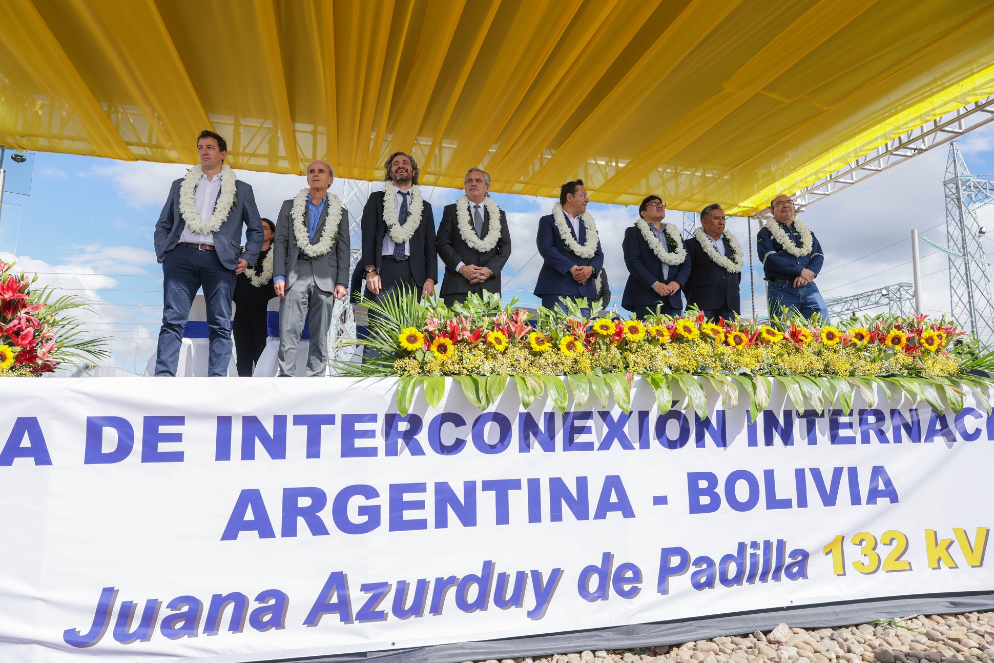 Fernández y Arce inauguraron un electroducto en Bolivia