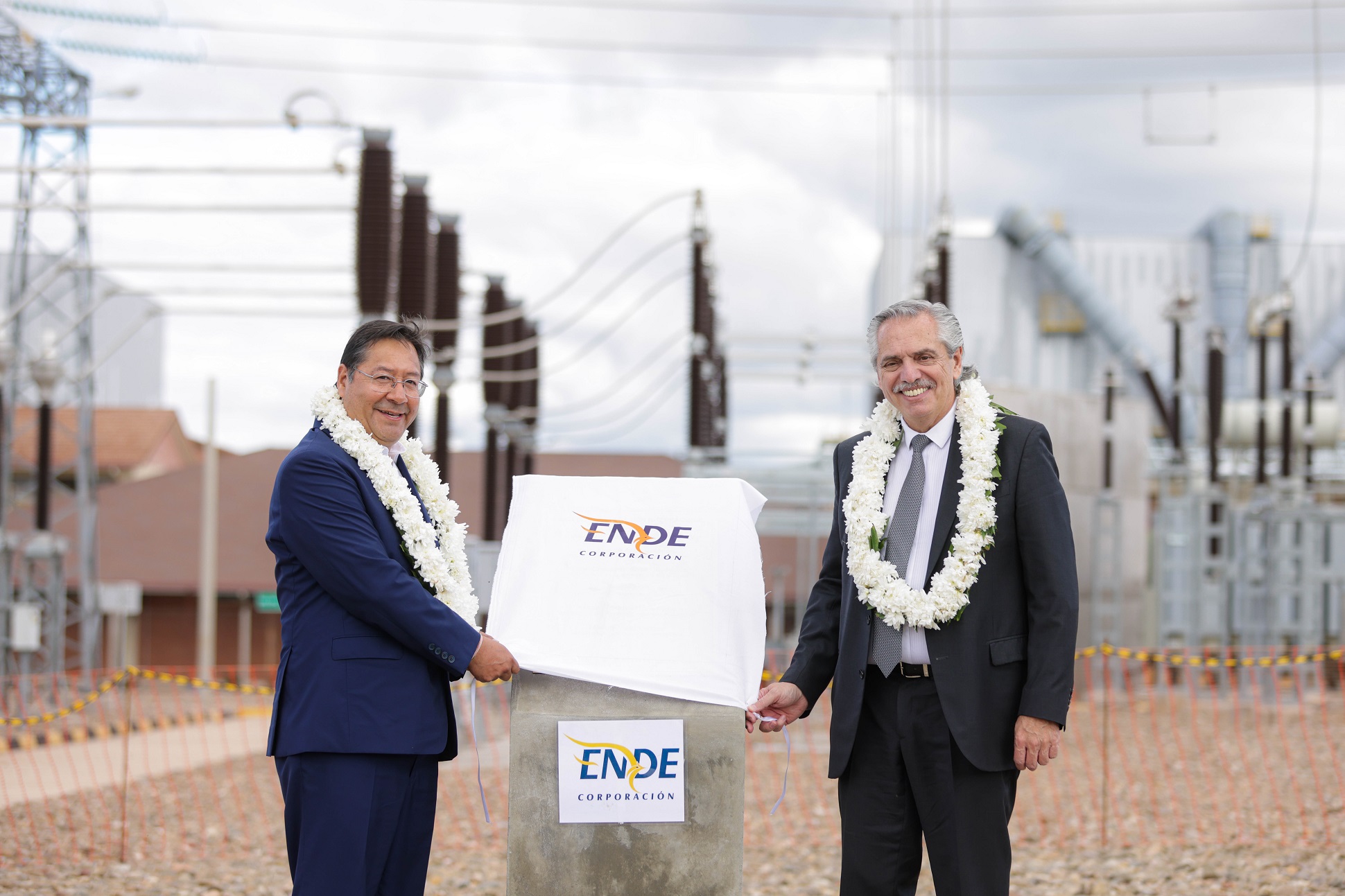 Fernández y Arce inauguraron un electroducto en Bolivia