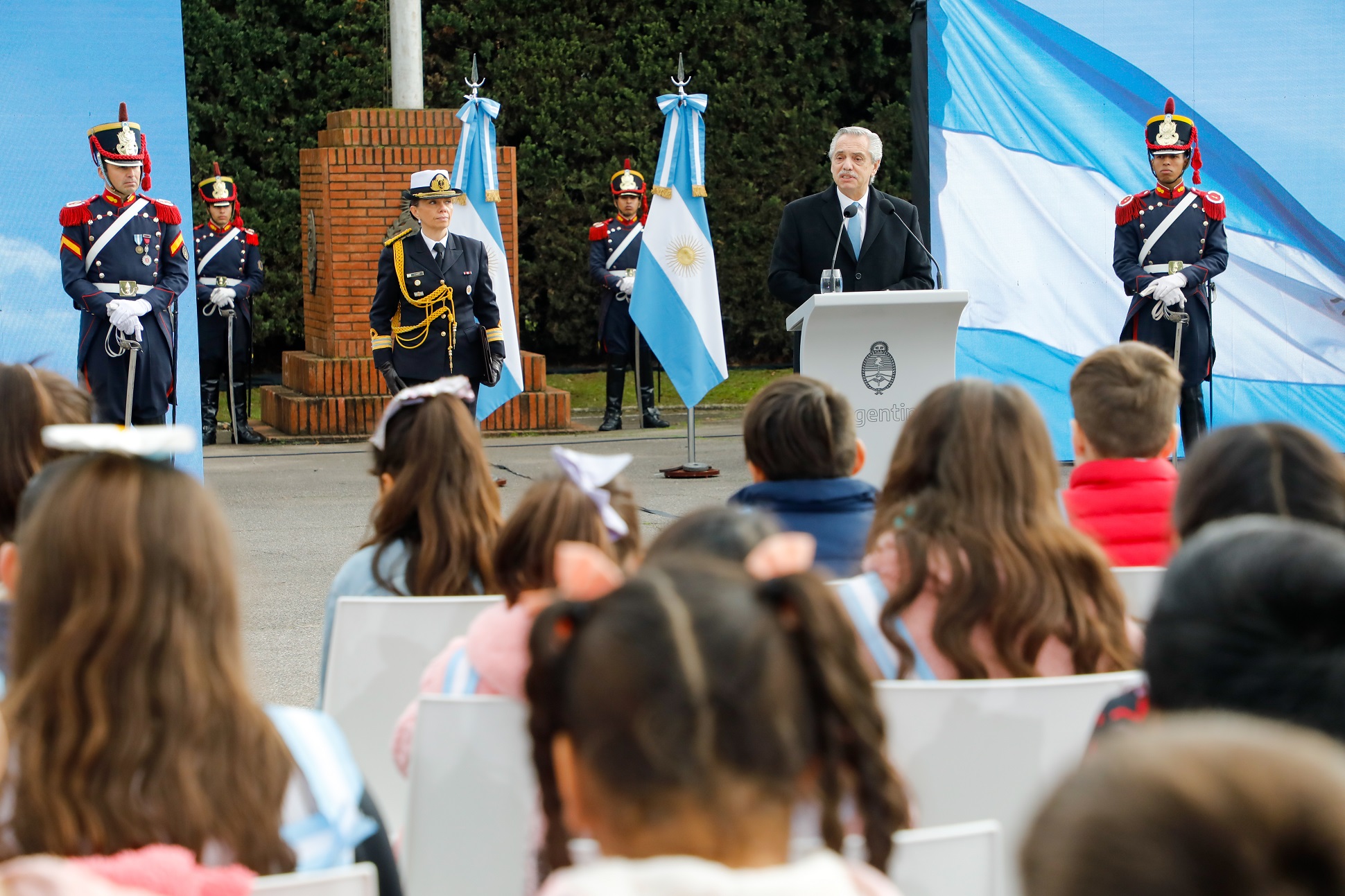 El presidente tomó la promesa de lealtad a la bandera a alumnas y alumnos de escuelas públicas