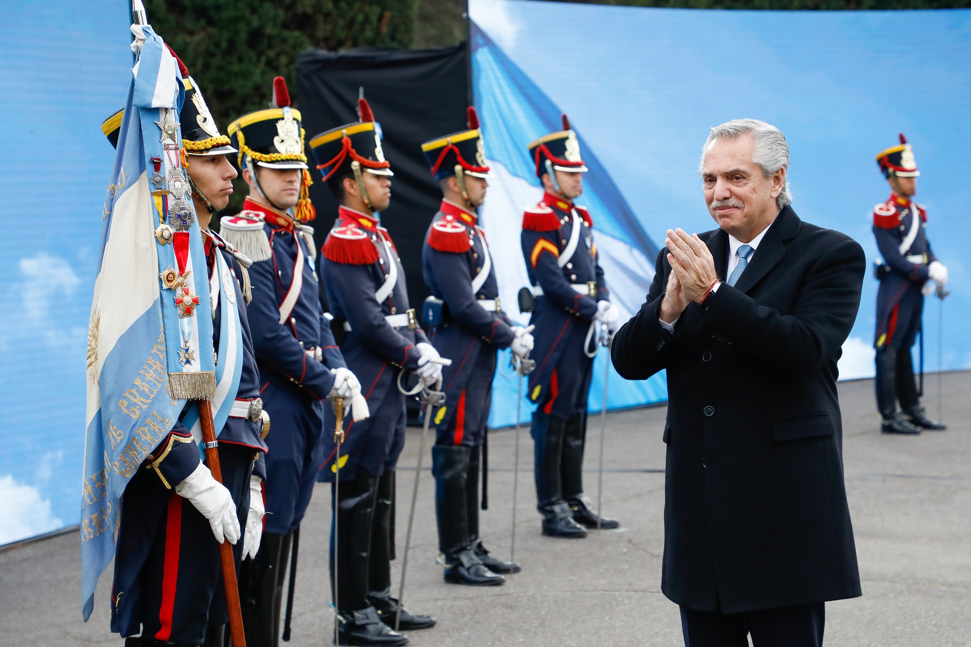 El presidente tomó la promesa de lealtad a la bandera a alumnas y alumnos de escuelas públicas