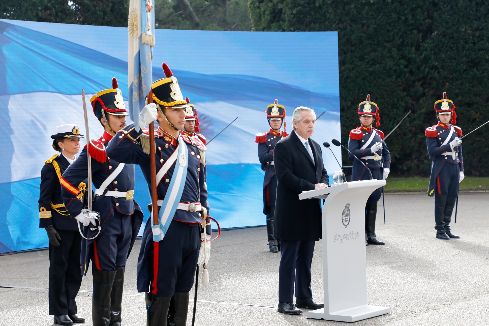 El presidente tomó la promesa de lealtad a la bandera a alumnas y alumnos de escuelas públicas