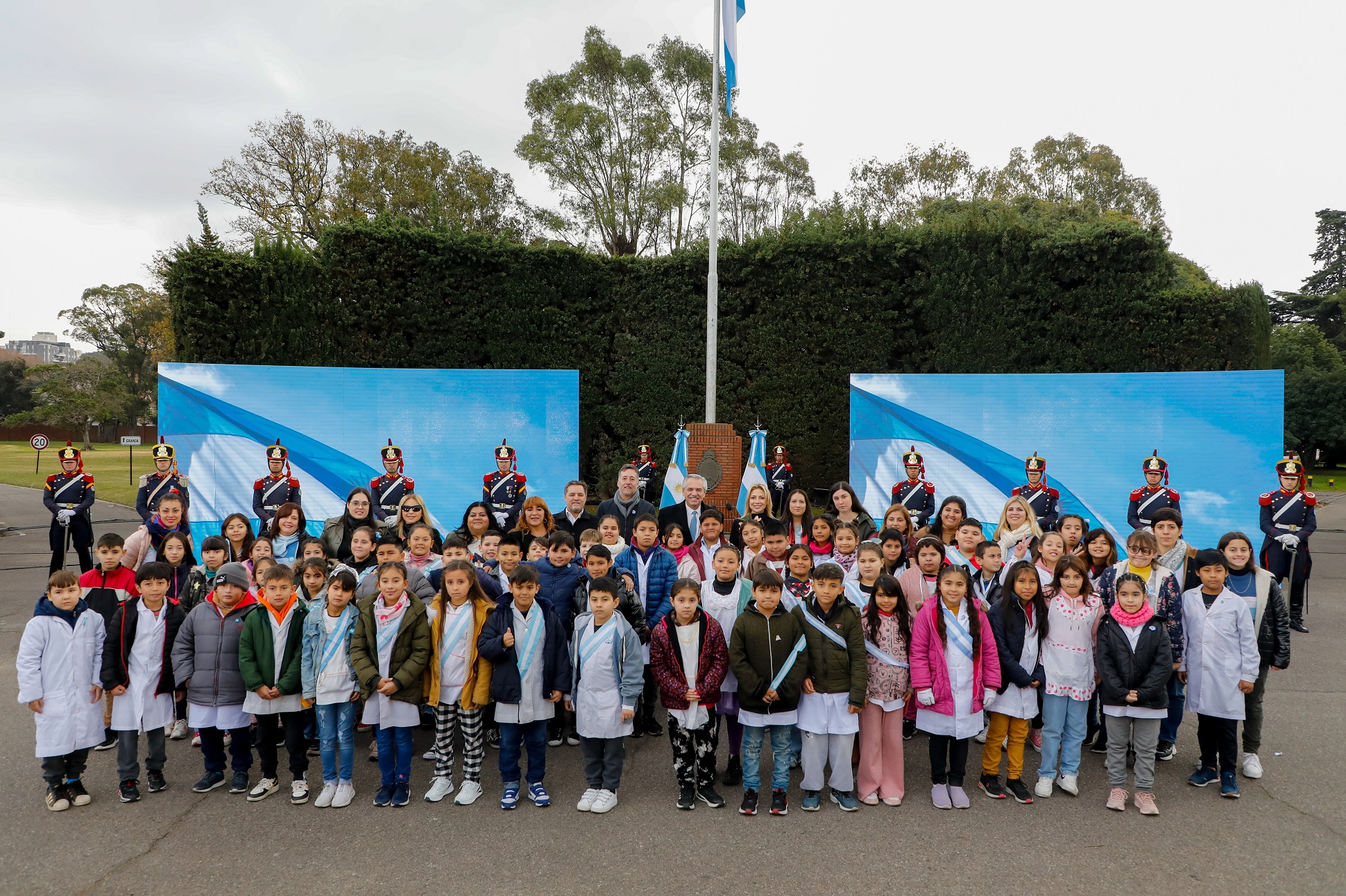 El presidente tomó la promesa de lealtad a la bandera a alumnas y alumnos de escuelas públicas