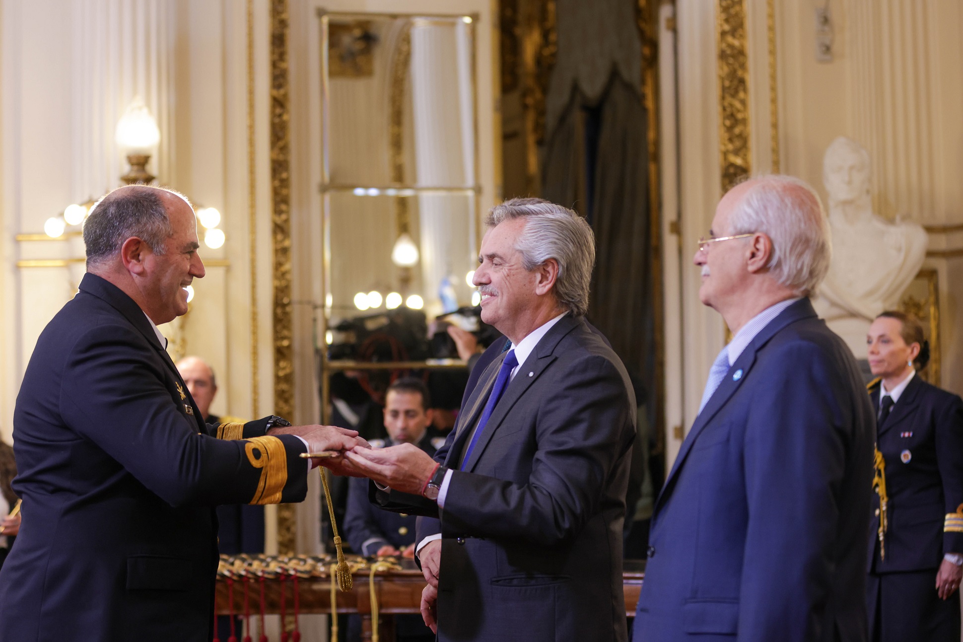 El Presidente encabezó la ceremonia de entrega de despachos y sables a la cúpula de las Fuerzas Armadas