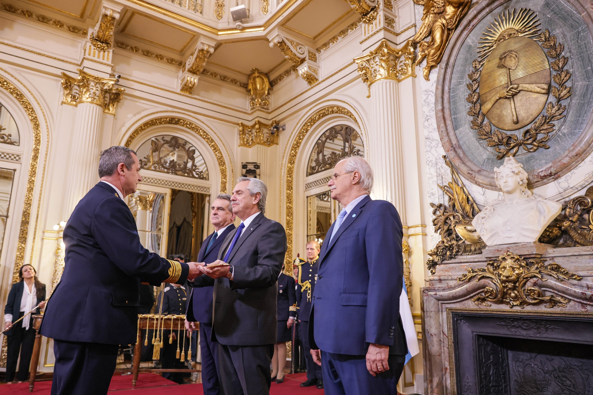 El Presidente encabezó la ceremonia de entrega de despachos y sables a la cúpula de las Fuerzas Armadas