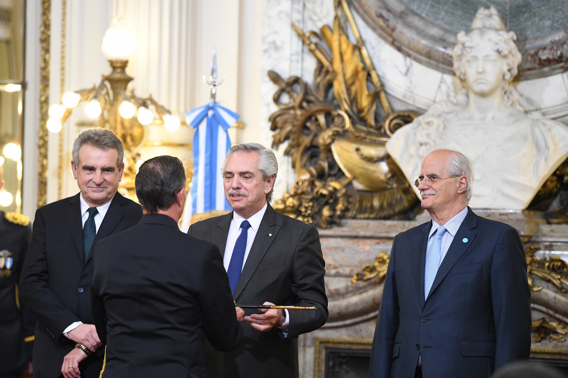 El Presidente encabezó la ceremonia de entrega de despachos y sables a la cúpula de las Fuerzas Armadas