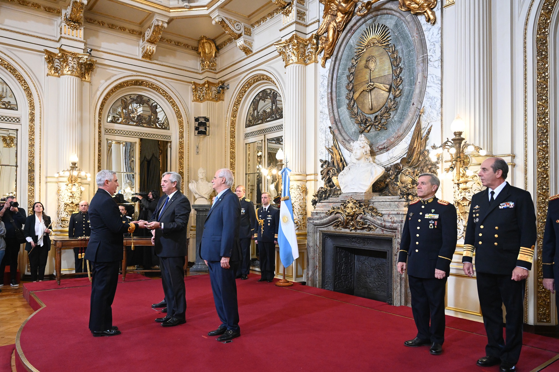 El Presidente encabezó la ceremonia de entrega de despachos y sables a la cúpula de las Fuerzas Armadas