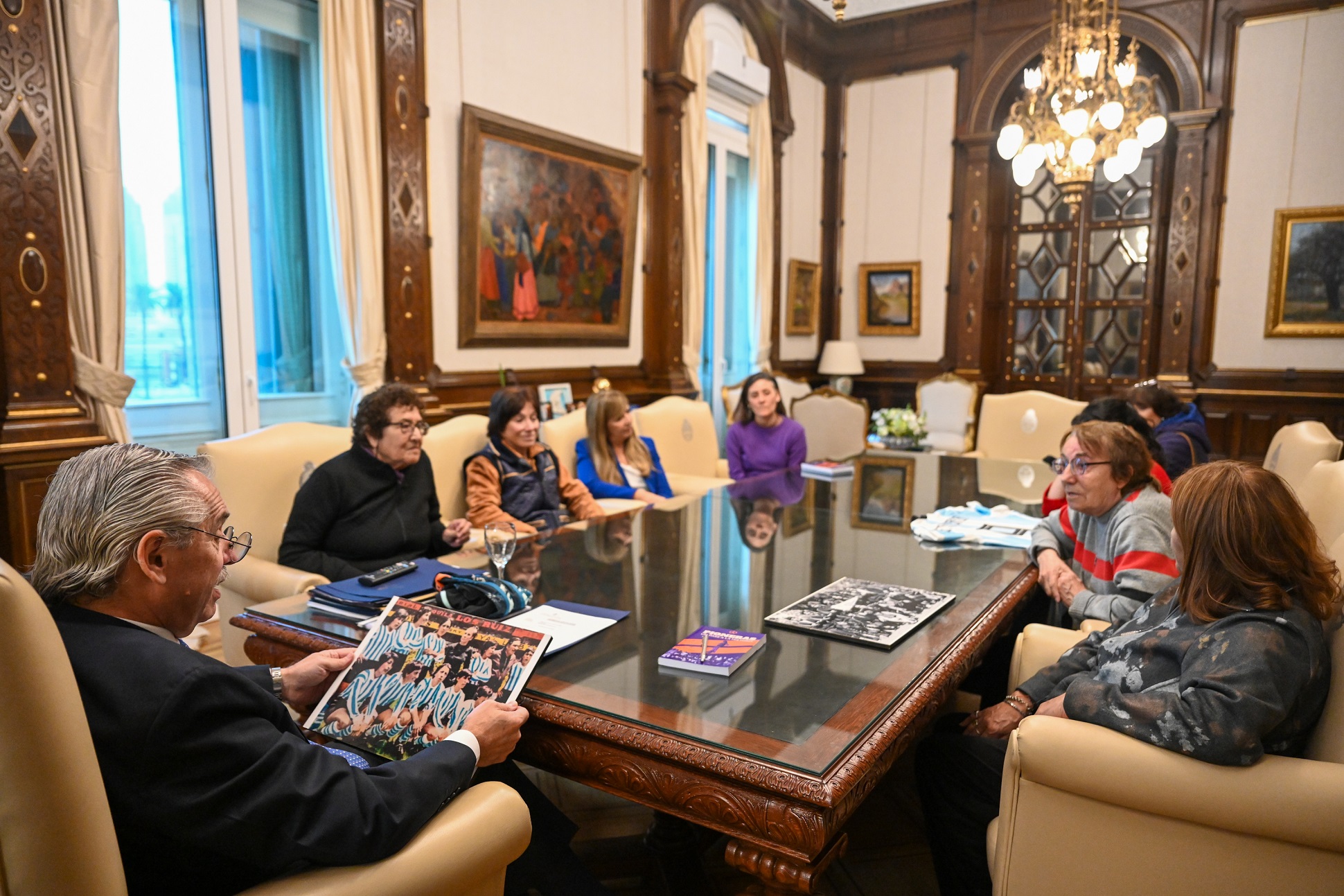 El presidente recibió a pioneras del fútbol femenino