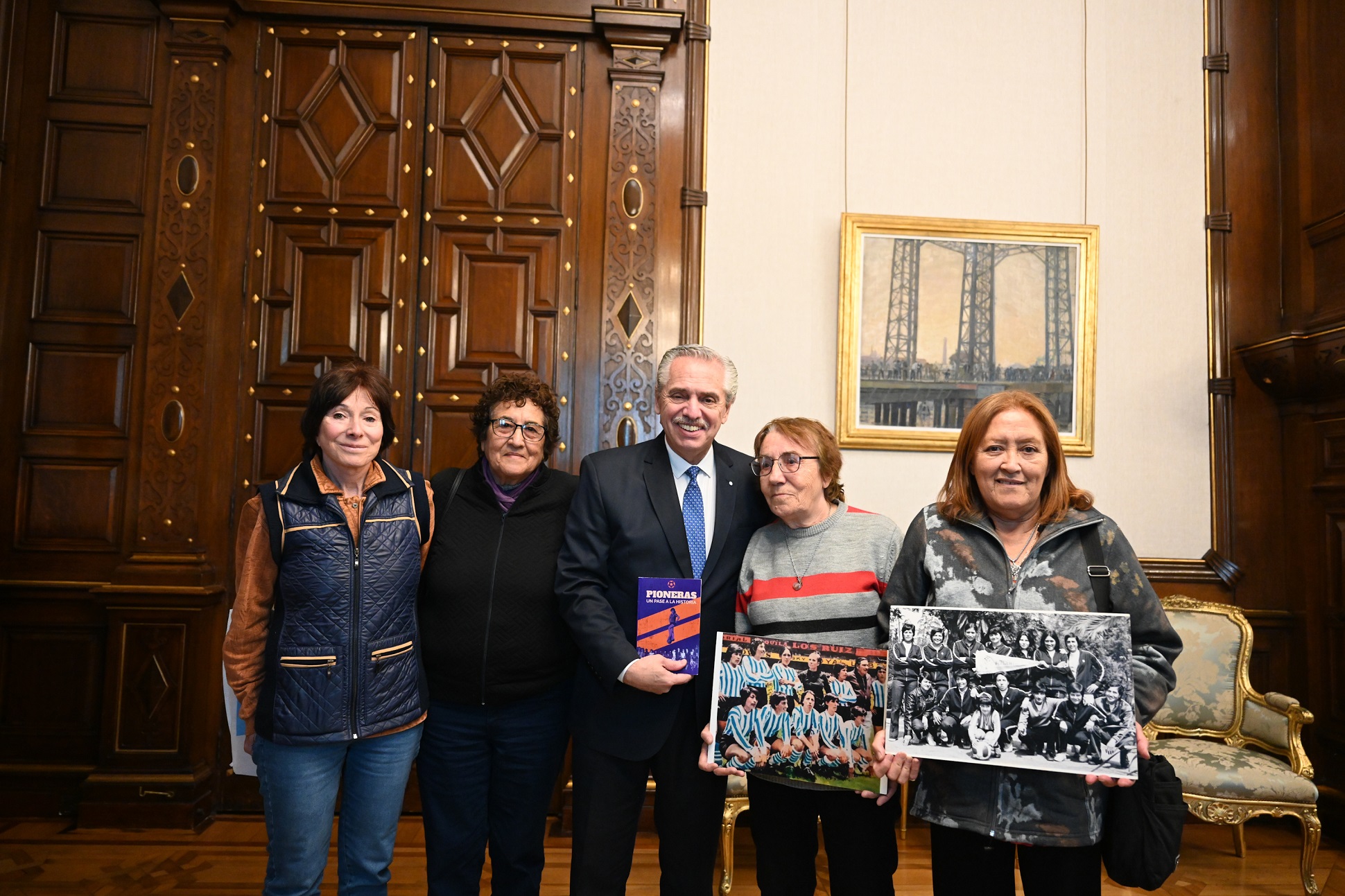 El presidente recibió a pioneras del fútbol femenino