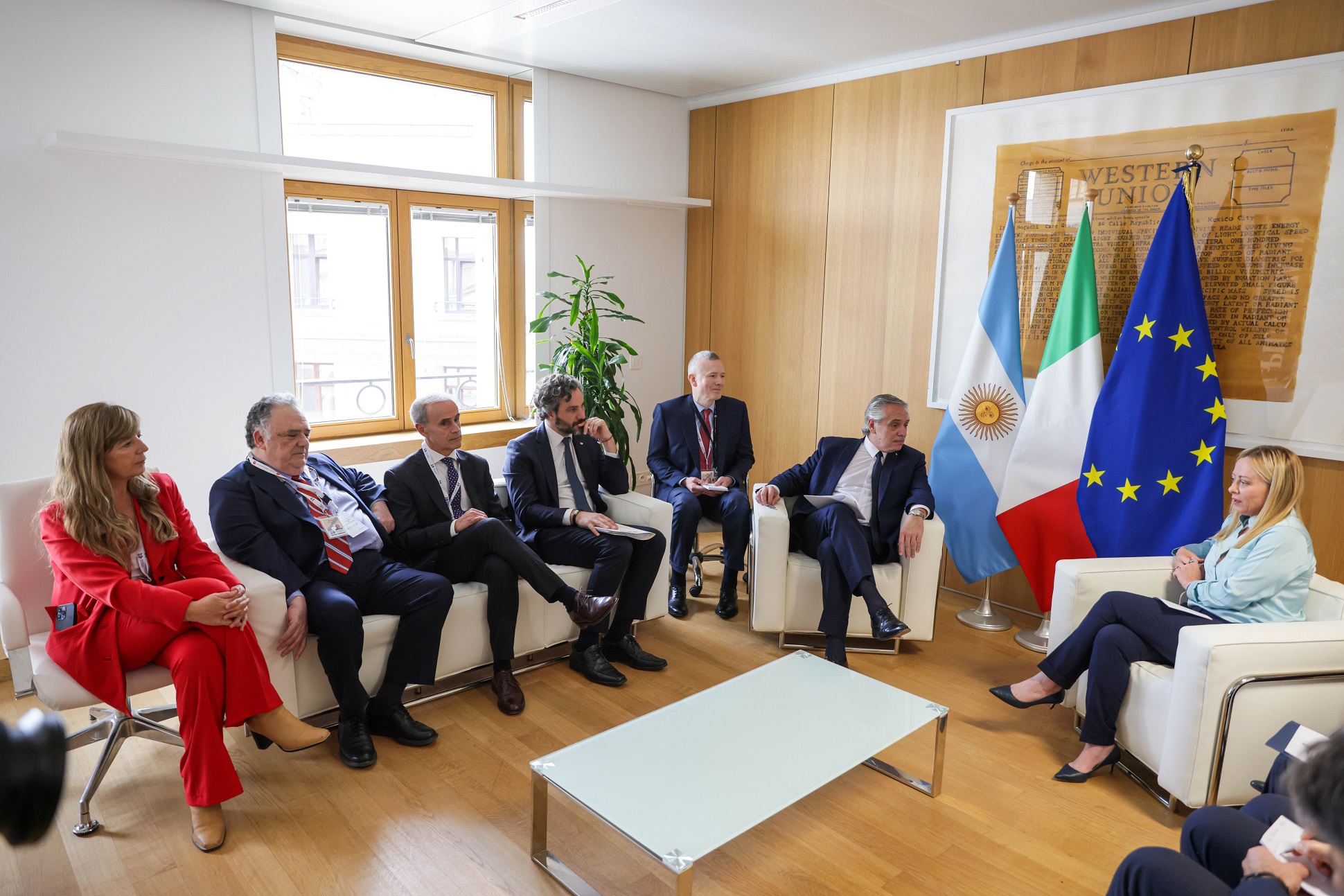 El presidente se reunió con la presidenta del Consejo de Ministras y Ministros de Italia, Giorgia Meloni