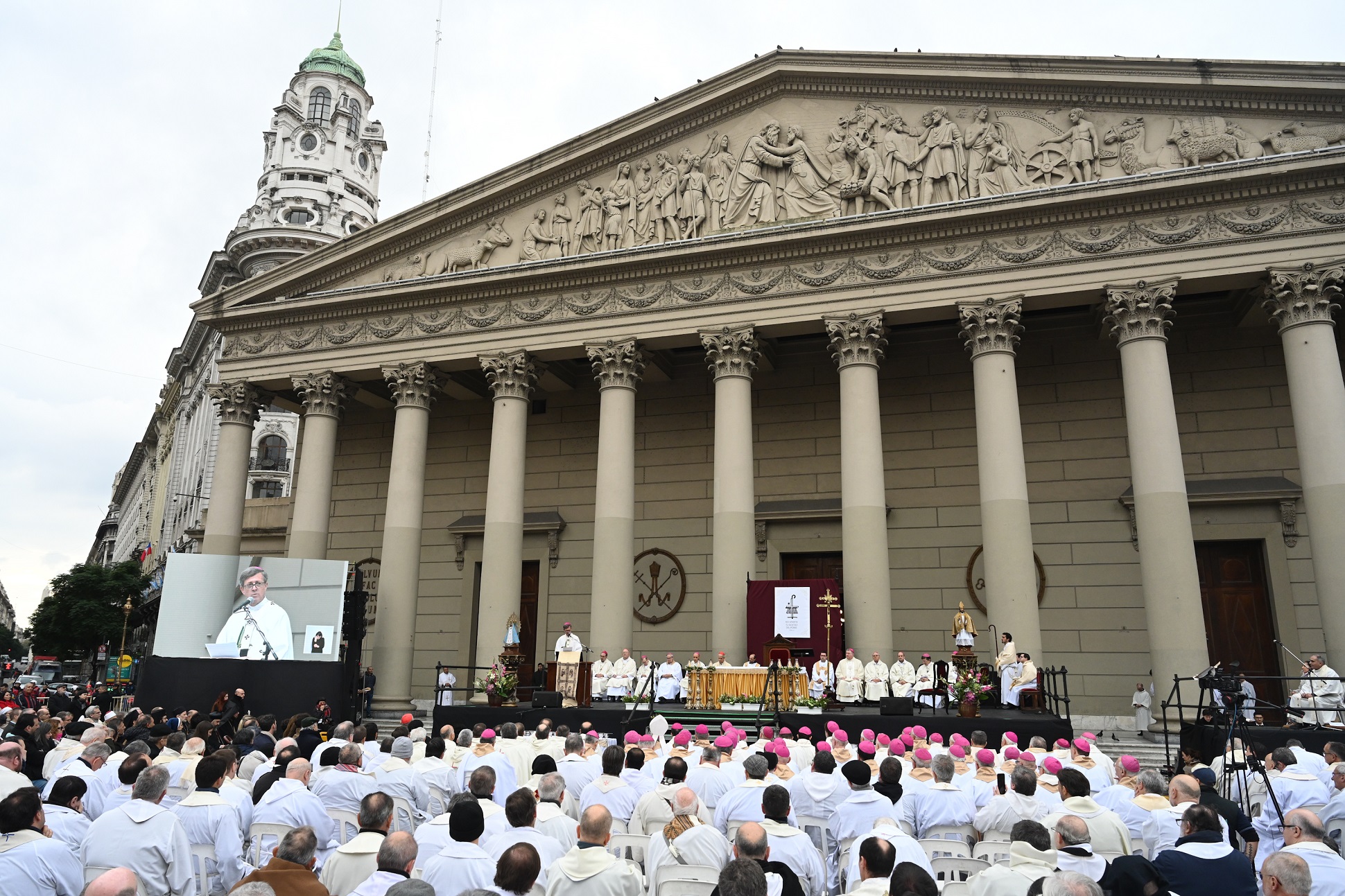 Alberto Fernández asistió a la asunción de García Cuerva como Arzobispo de Buenos Aires