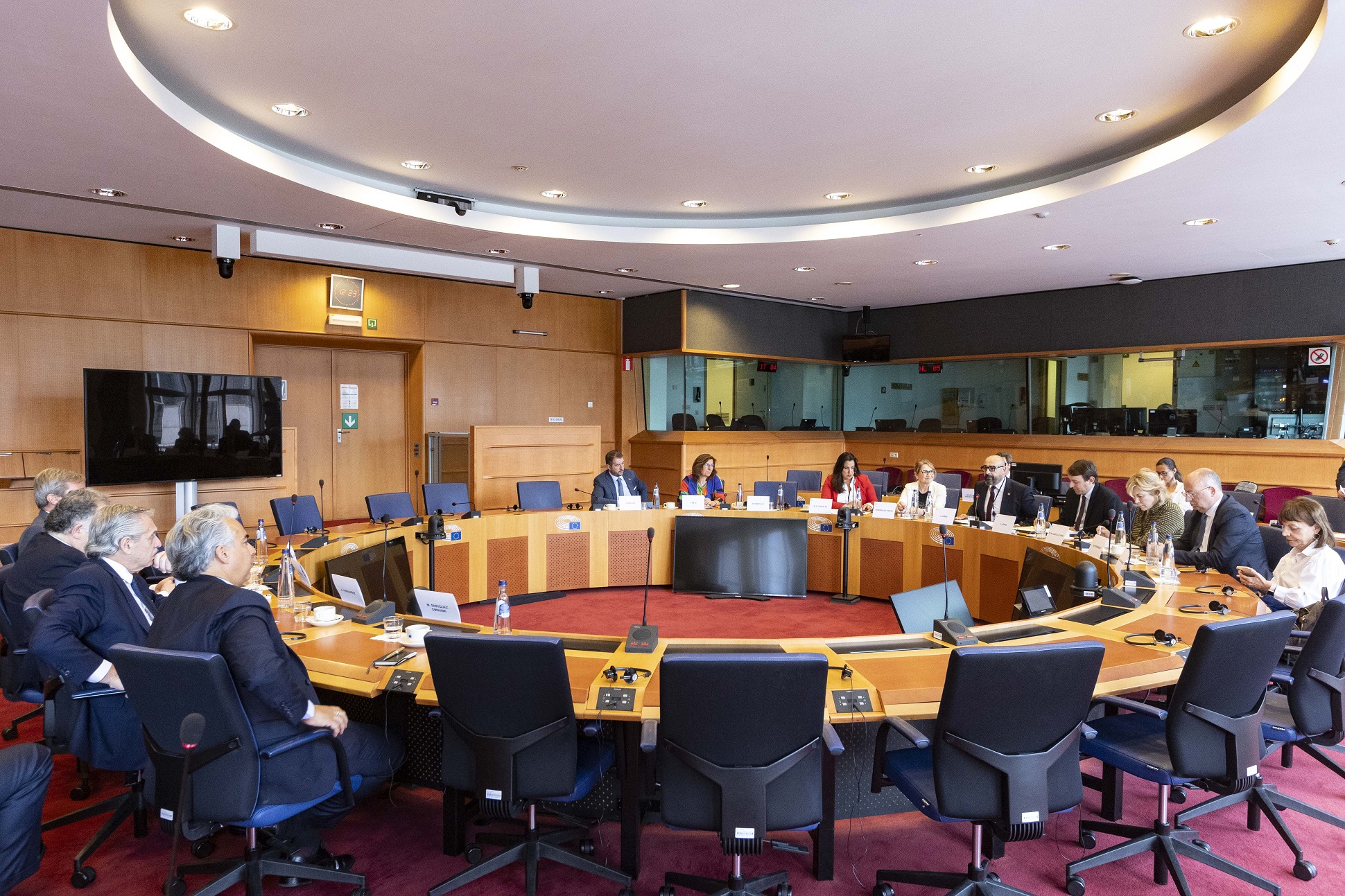 El presidente Alberto Fernández se reunió con diputados y diputadas del Parlamento Europeo