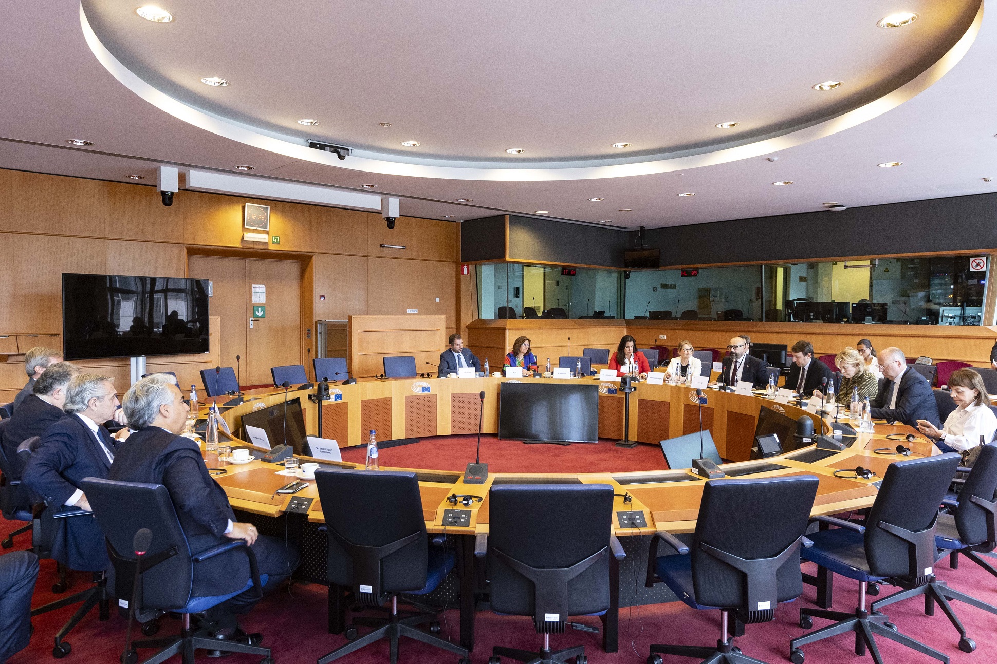 El presidente Alberto Fern&aacute;ndez se reuni&oacute; con diputados y diputadas del Parlamento Europeo