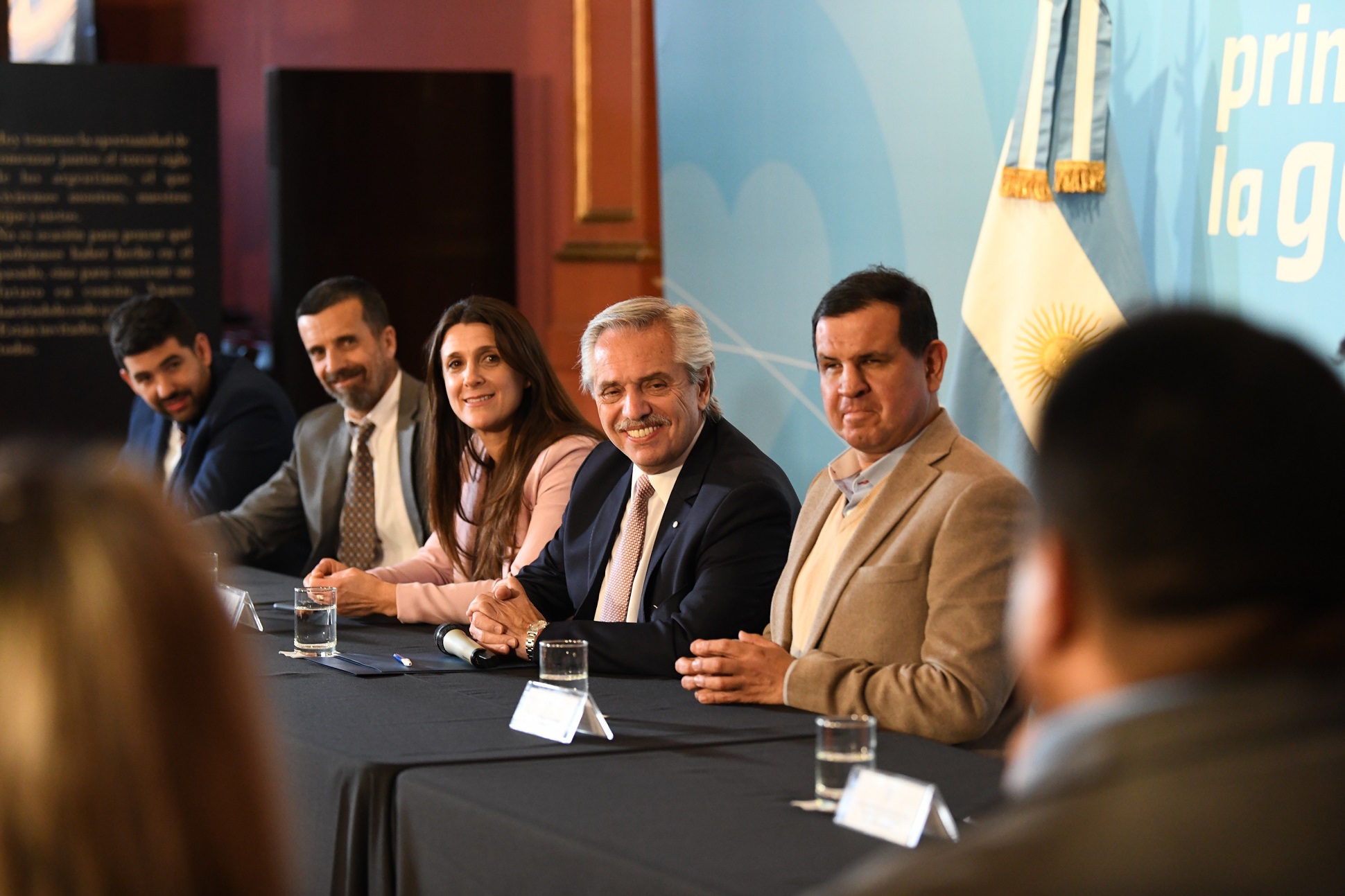 El presidente se reunió con las selecciones nacionales campeonas del mundo, Las Murciélagas y Los Murciélagos