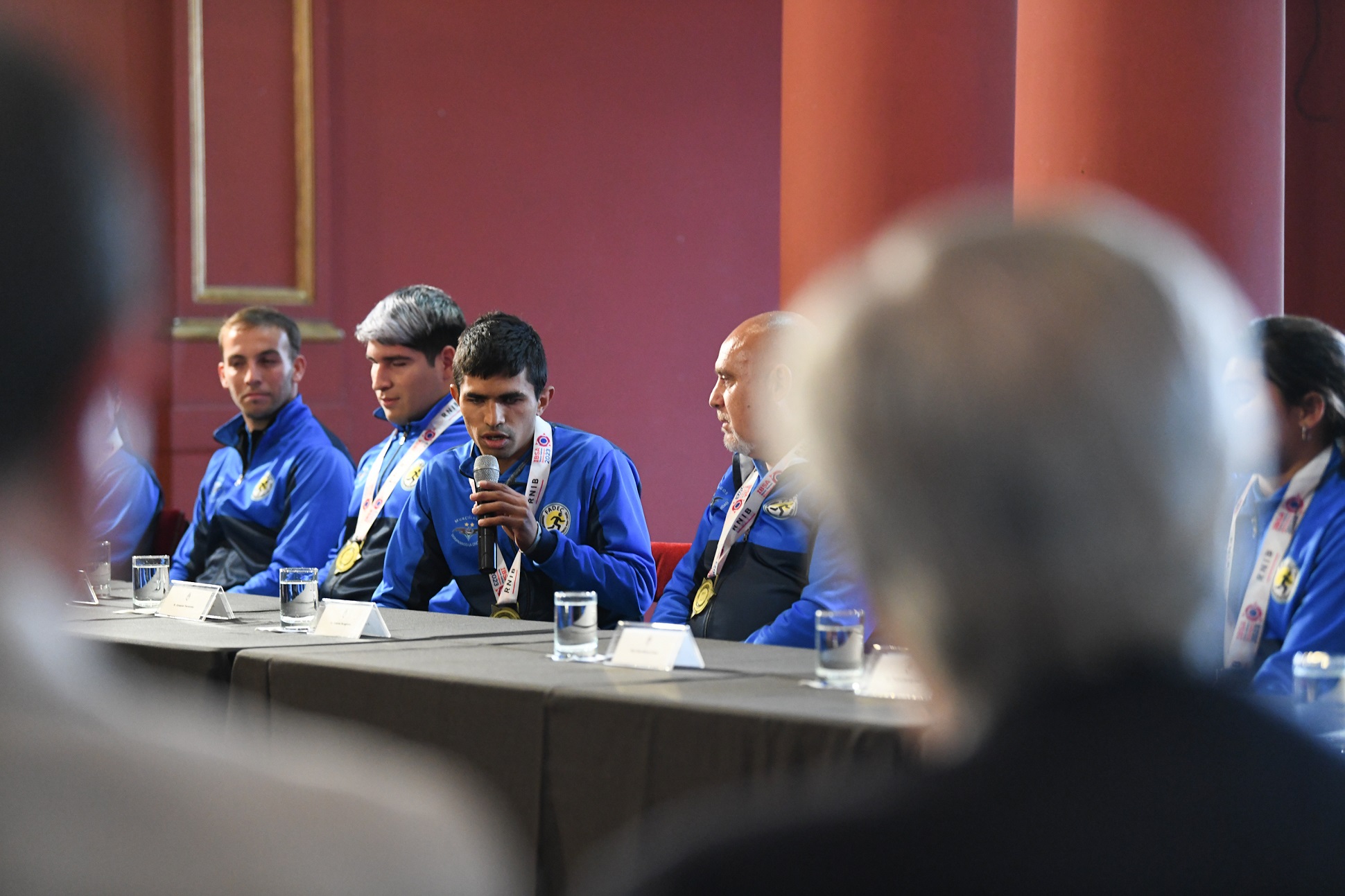 El presidente se reunió con las selecciones nacionales campeonas del mundo, Las Murciélagas y Los Murciélagos