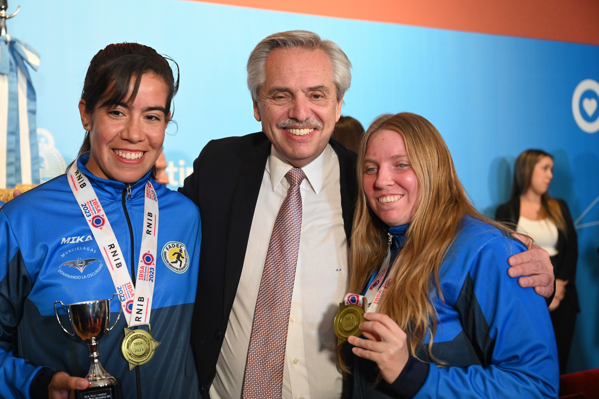 El presidente se reunió con las selecciones nacionales campeonas del mundo, Las Murciélagas y Los Murciélagos