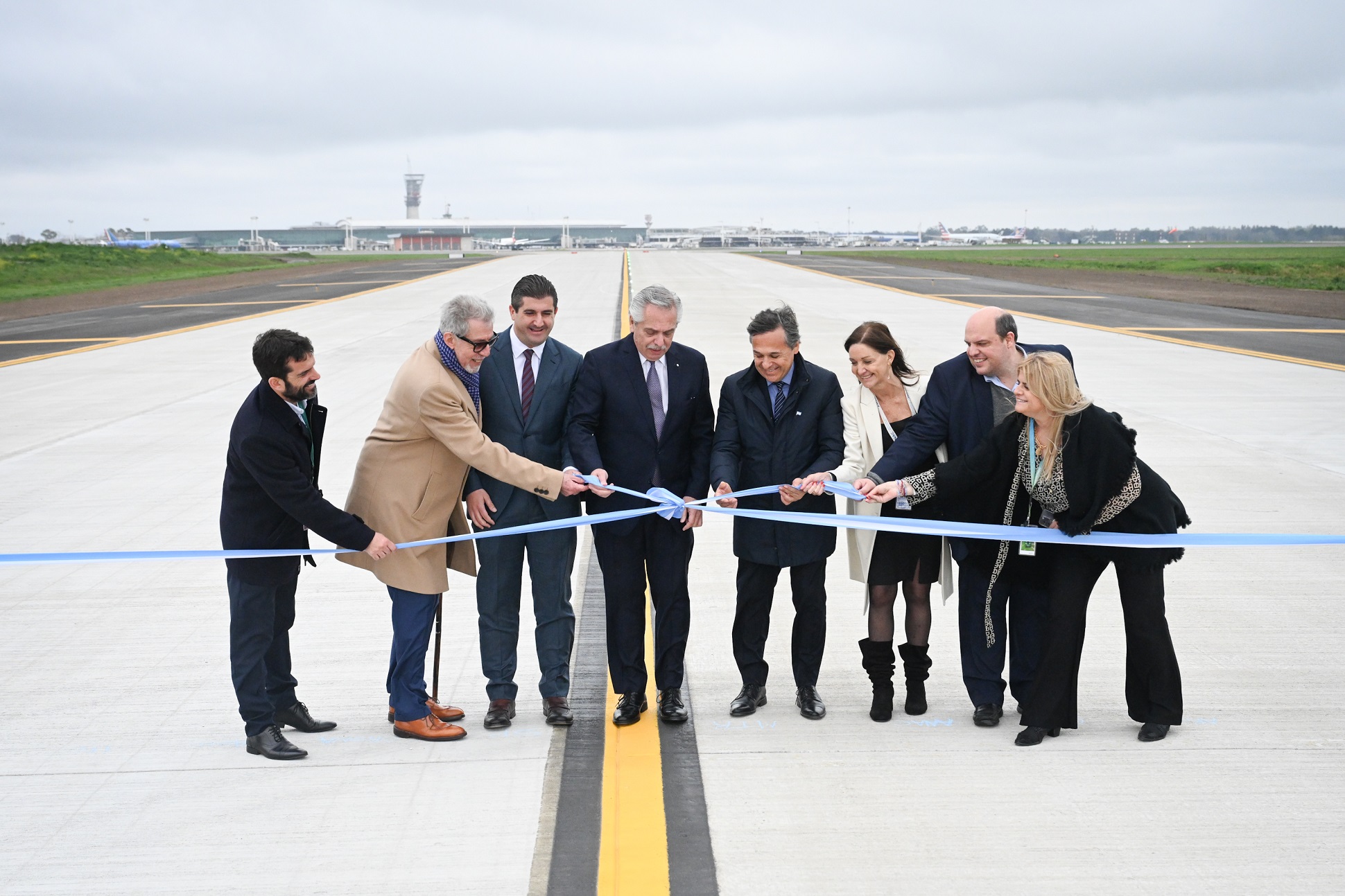 El presidente inauguró la nueva calle de rodaje en Ezeiza 