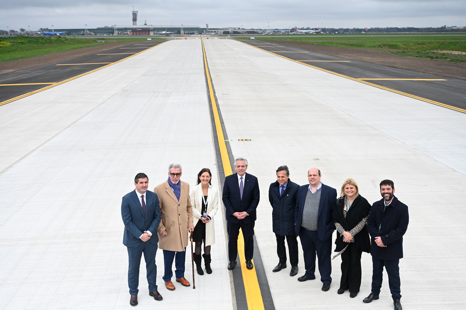 El presidente inauguró la nueva calle de rodaje en Ezeiza 