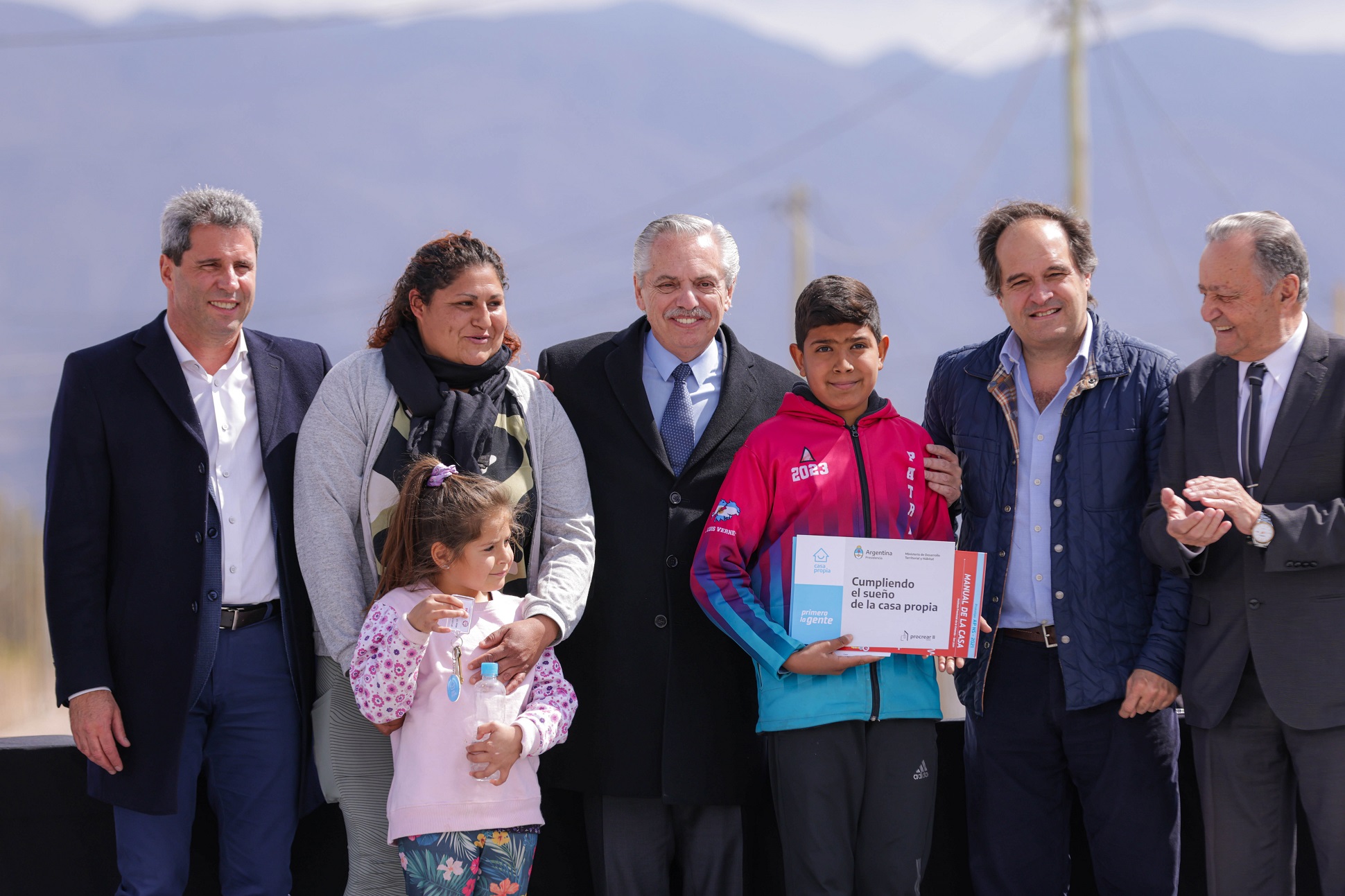 ”Ningún problema se resuelve sacando al Estado del medio”, afirmó el presidente al entregar viviendas a familias afectadas por el terremoto en San Juan