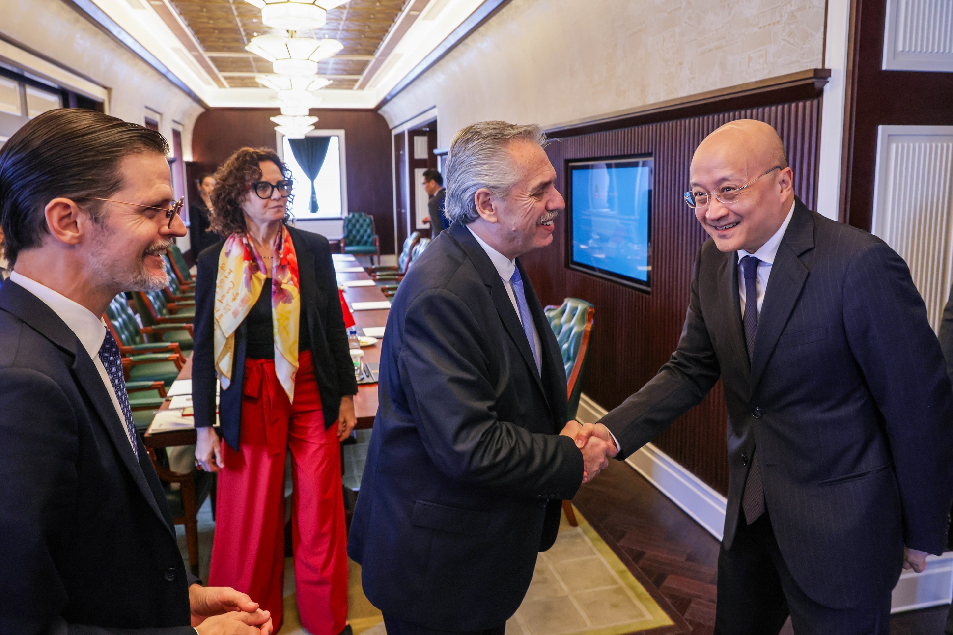 El presidente mantuvo reuniones con representantes de empresas mineras y de energías renovables en Shanghai