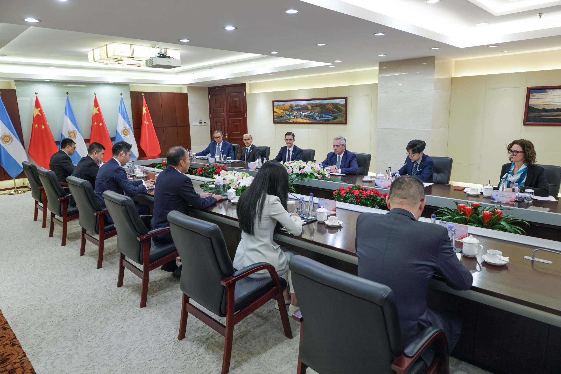 El presidente se reunió con autoridades de una empresa china que desarrolla proyectos de extracción de litio en Salta