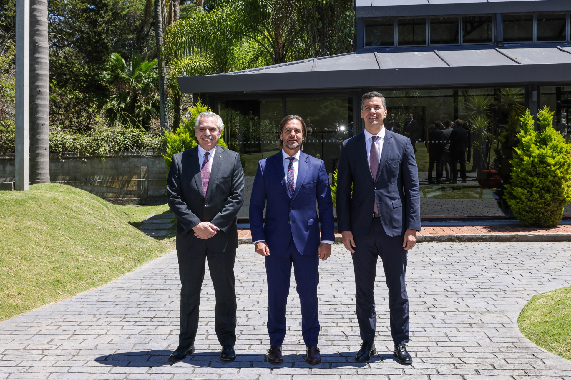 El presidente se reunió con sus pares de Uruguay y Paraguay para definir la organización de los partidos inaugurales del Mundial Centenario 2030