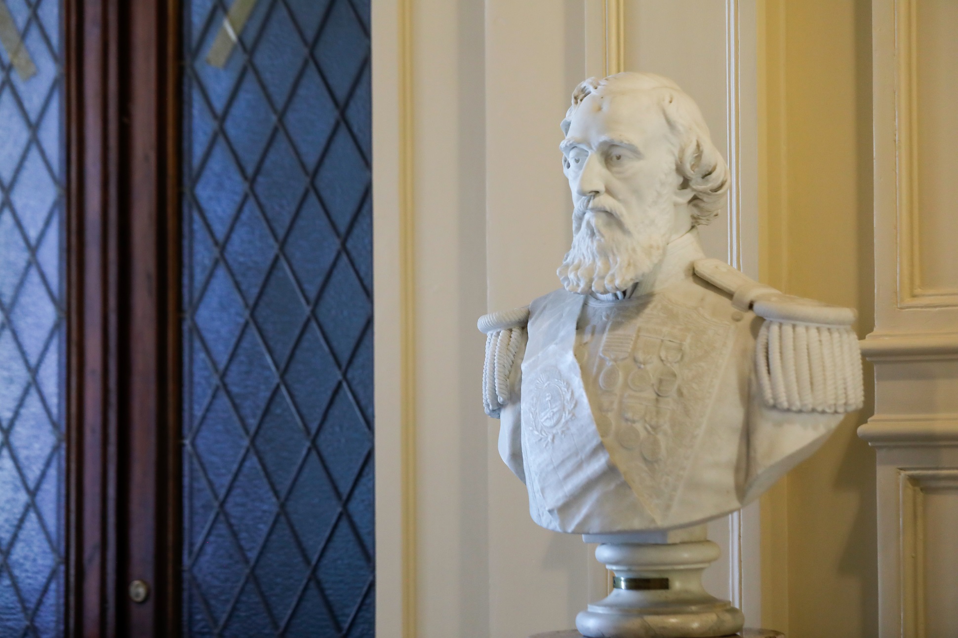 118 years after Bartolomé Mitre's death: The presidential bust that has a hole in its forehead
