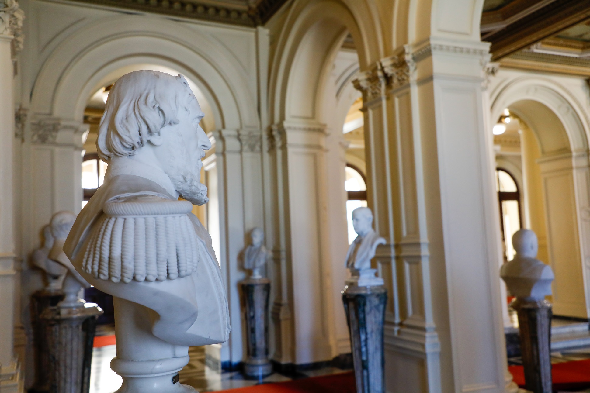 118 years after Bartolomé Mitre's death: The presidential bust that has a hole in its forehead