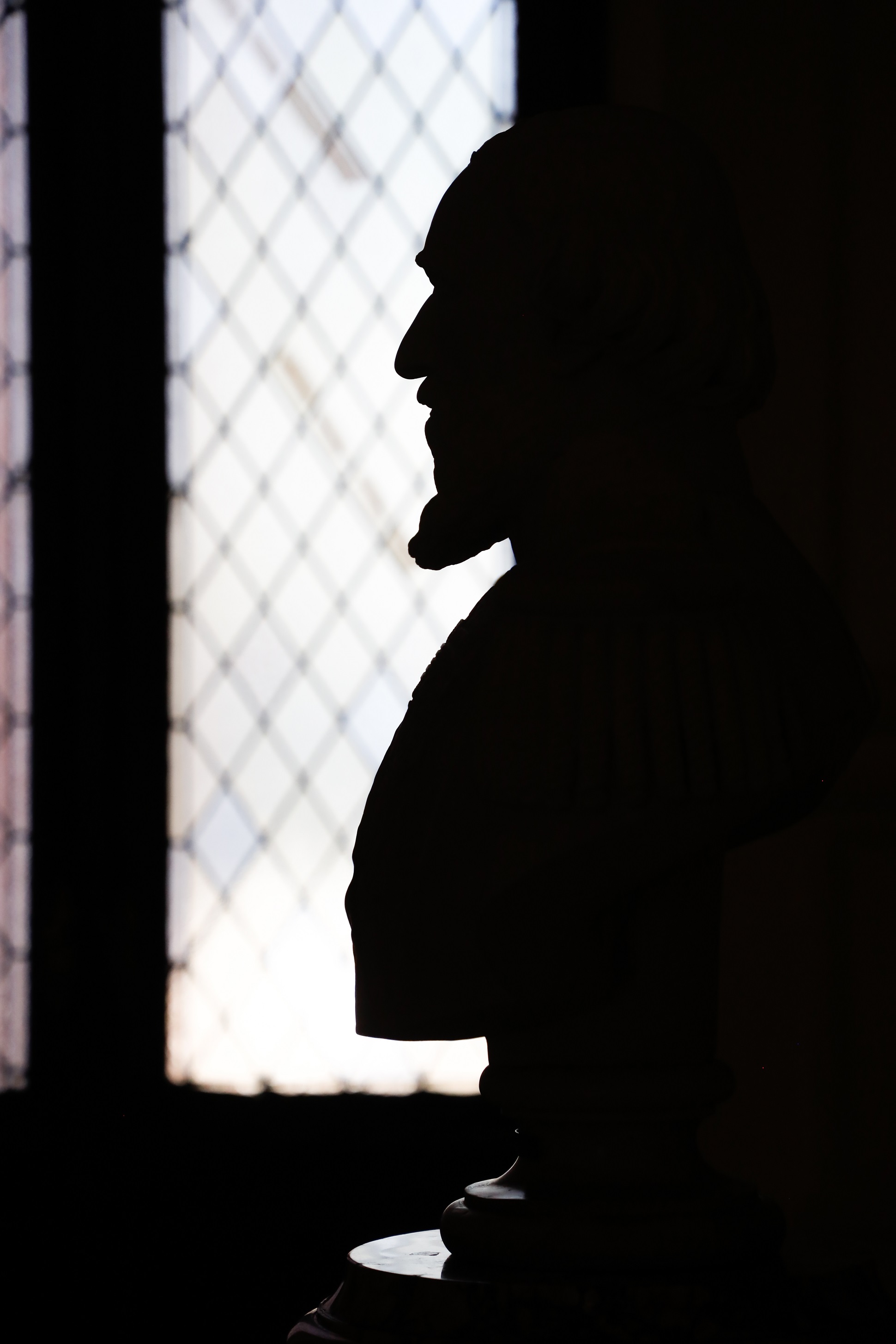 118 years after Bartolomé Mitre's death: The presidential bust that has a hole in its forehead