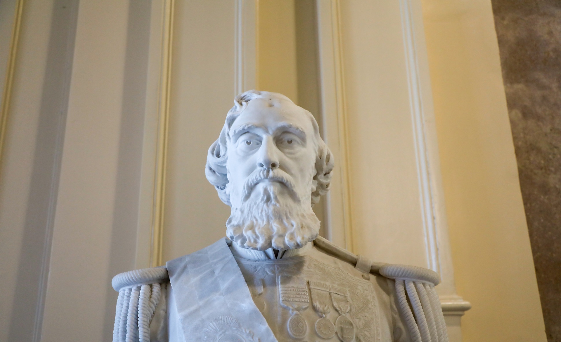118 years after Bartolomé Mitre's death: The presidential bust that has a hole in its forehead