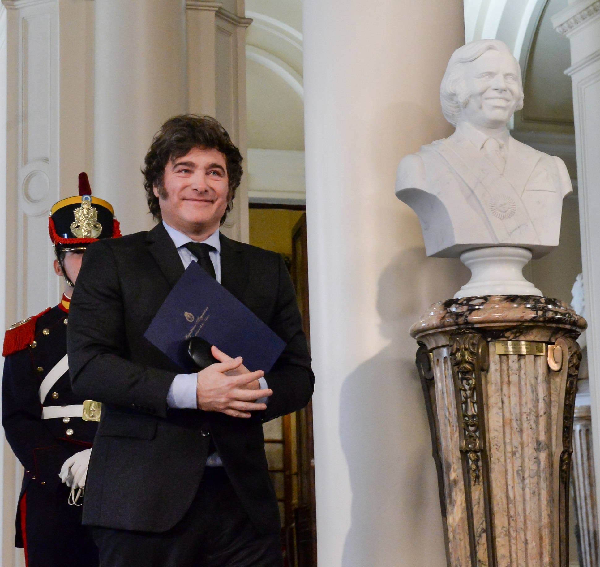 El Gobierno Nacional colocó el busto presidencial de Carlos Menem en el Hall de Honor de Casa Rosada