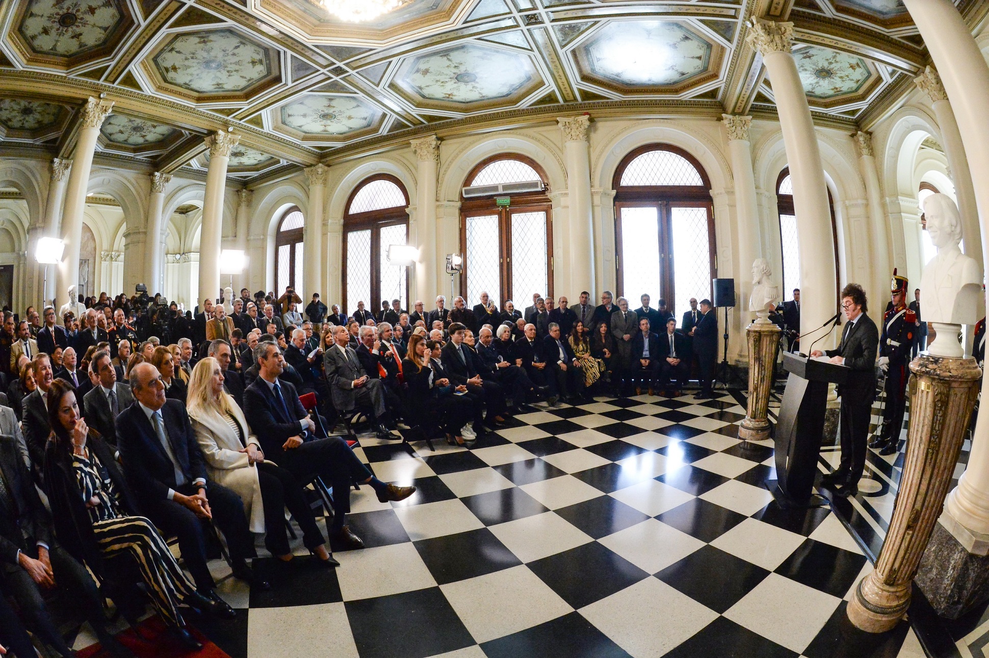 The National Government placed the presidential bust of Carlos Menem in the Casa Rosada's Hall of Honour