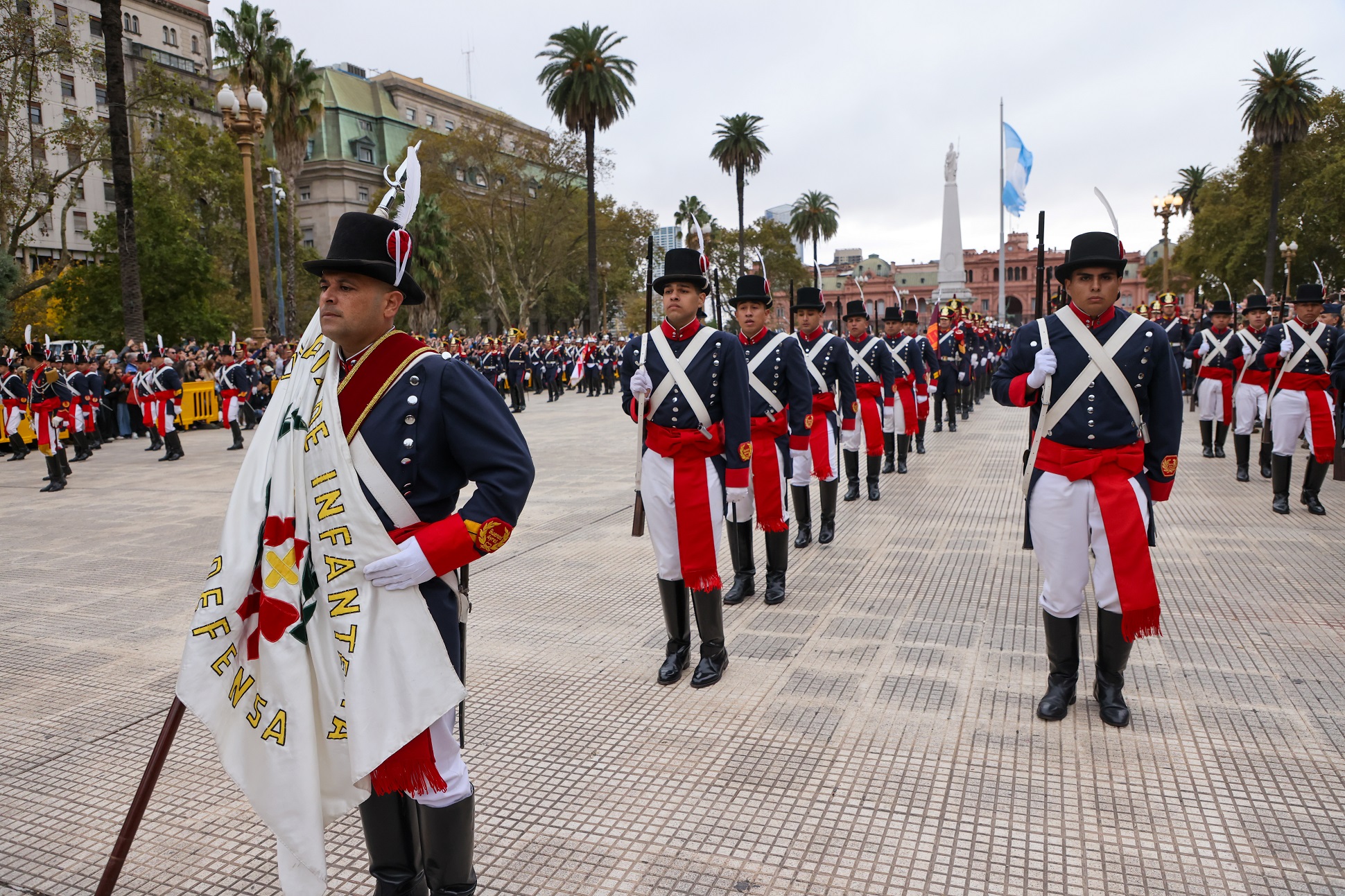 Histórico cambio de guardia con los Regimientos de Granaderos, Patricios y General Iriarte en Plaza de Mayo