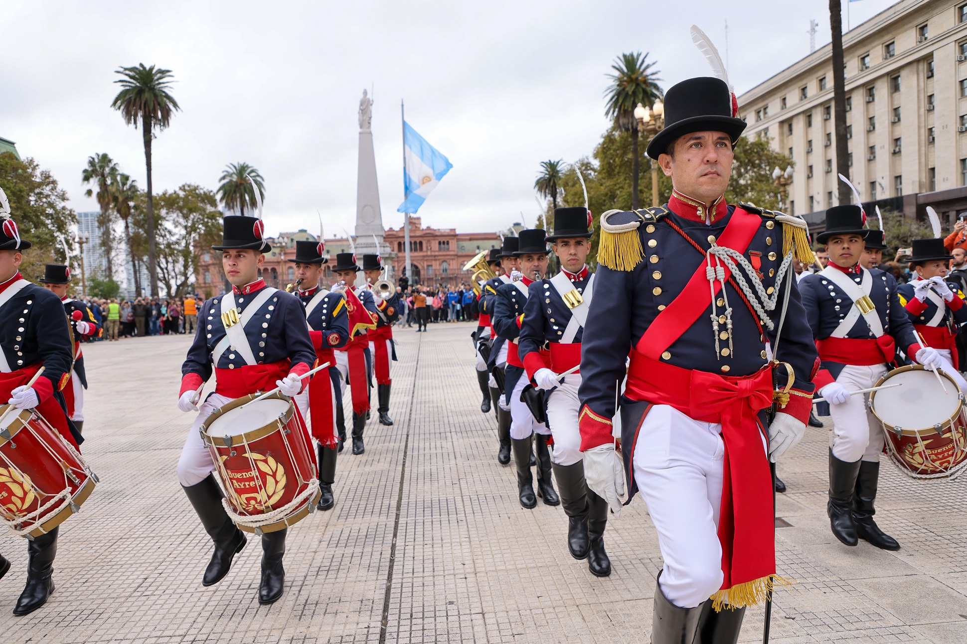 Histórico cambio de guardia con los Regimientos de Granaderos, Patricios y General Iriarte en Plaza de Mayo