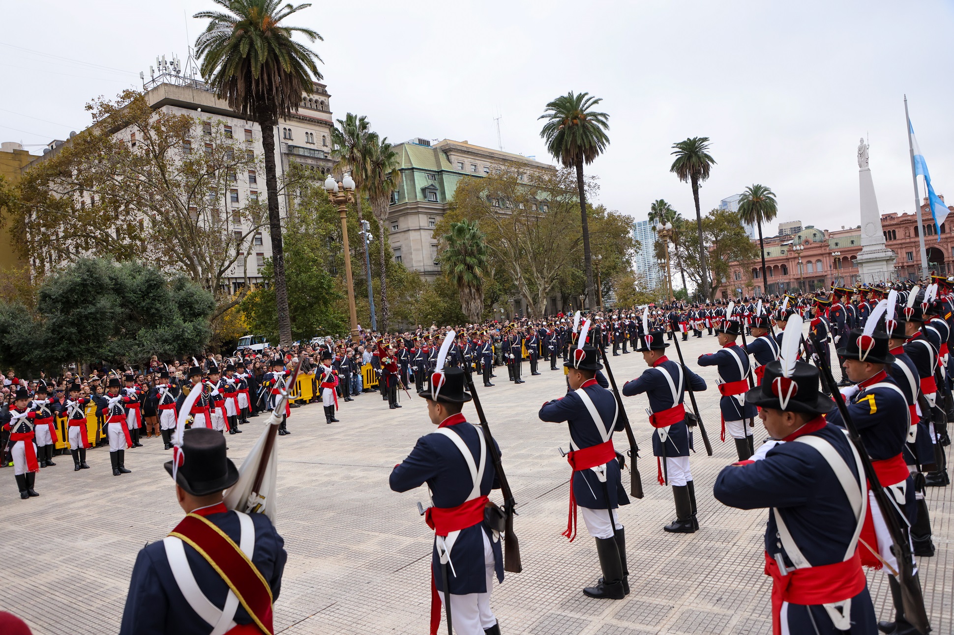 Histórico cambio de guardia con los Regimientos de Granaderos, Patricios y General Iriarte en Plaza de Mayo