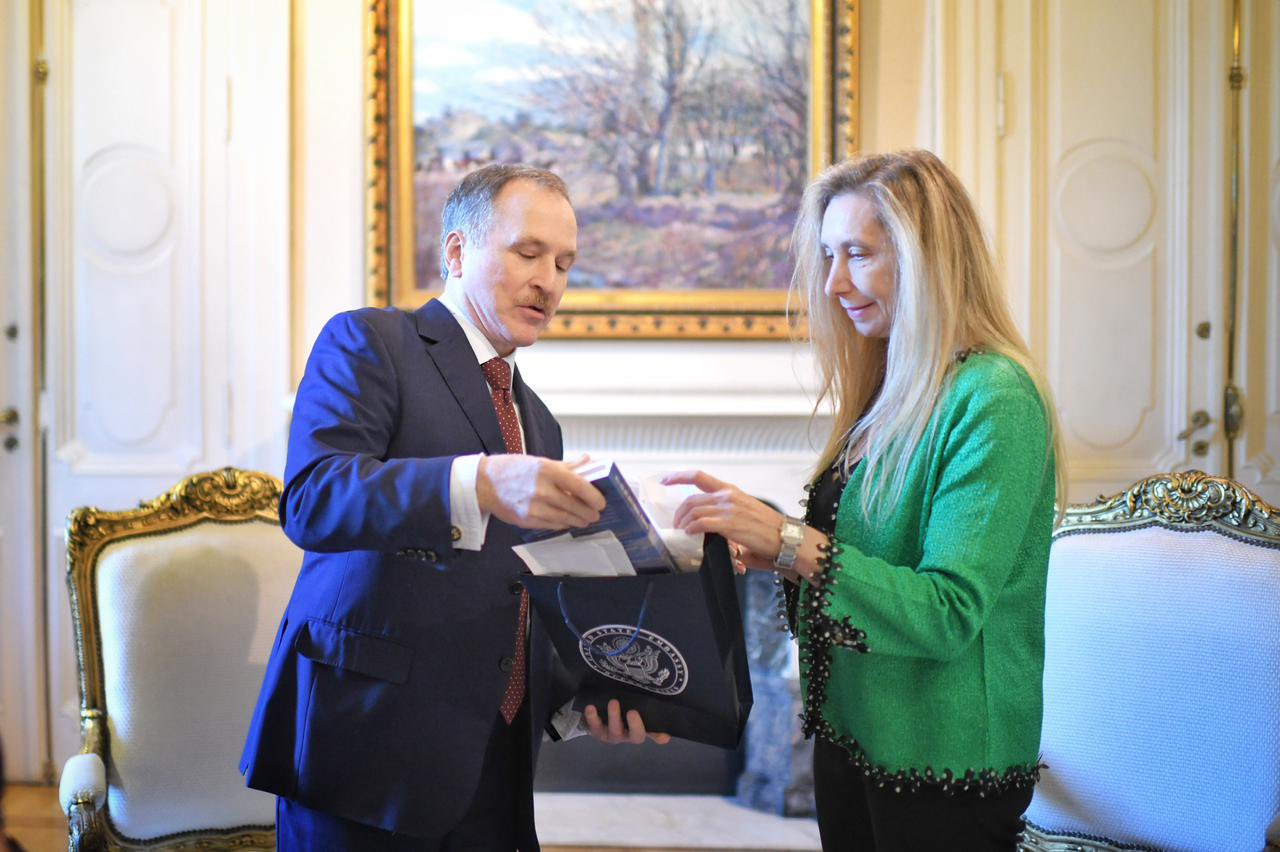 La Secretaria General de la Presidencia, Karina Milei, se reunió con el Embajador de los Estados Unidos, Peter Lamelas