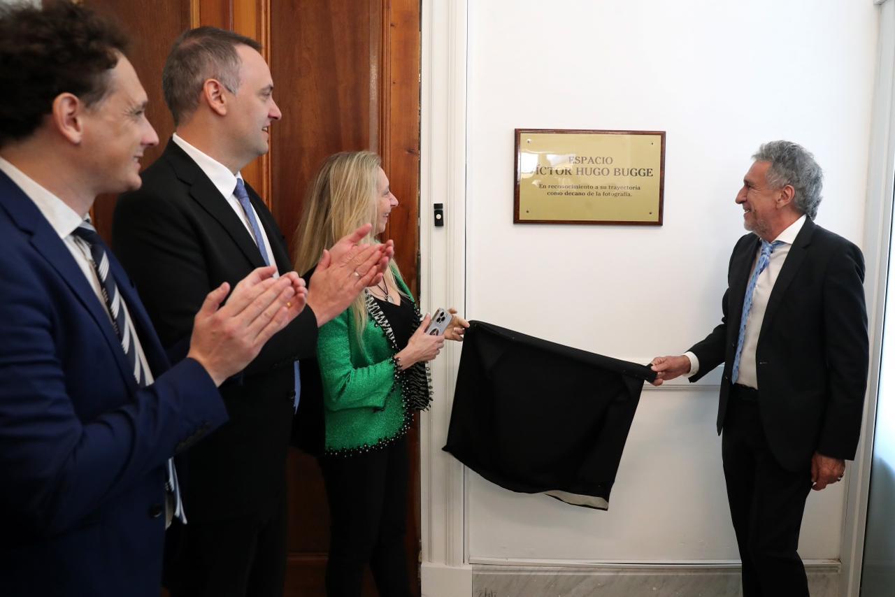 Homenaje al histórico fotógrafo presidencial Víctor Hugo Bugge